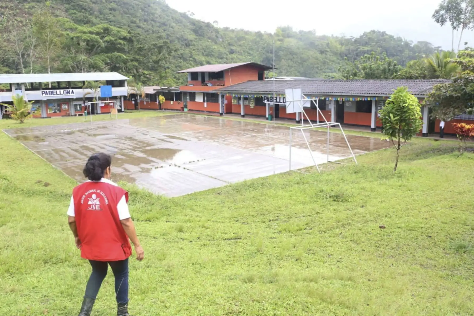 Personal del JNE realiza labores de fiscalización en los dos centros de votación del distrito de Aramango, Bagua, previas a la jornada electoral de este domingo 7, por las EMC 2019.
Foto: Difusión JNE