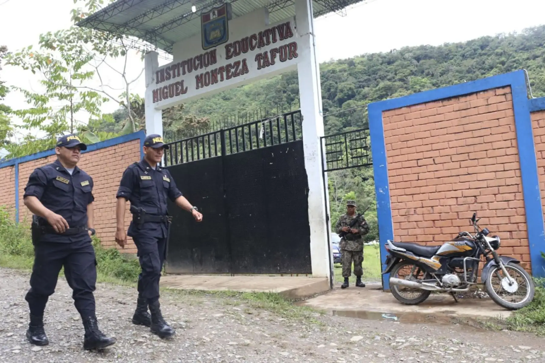Personal del JNE realiza labores de fiscalización en los dos centros de votación del distrito de Aramango, Bagua, previas a la jornada electoral de este domingo 7, por las EMC 2019.
Foto: Difusión JNE