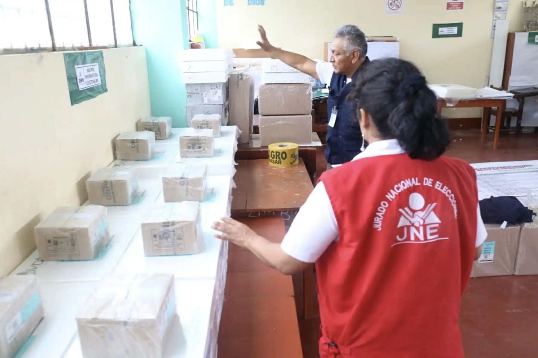 Personal del JNE realiza labores de fiscalización en los dos centros de votación del distrito de Aramango, Bagua, previas a la jornada electoral de este domingo 7, por las EMC 2019.
Foto: Difusión JNE