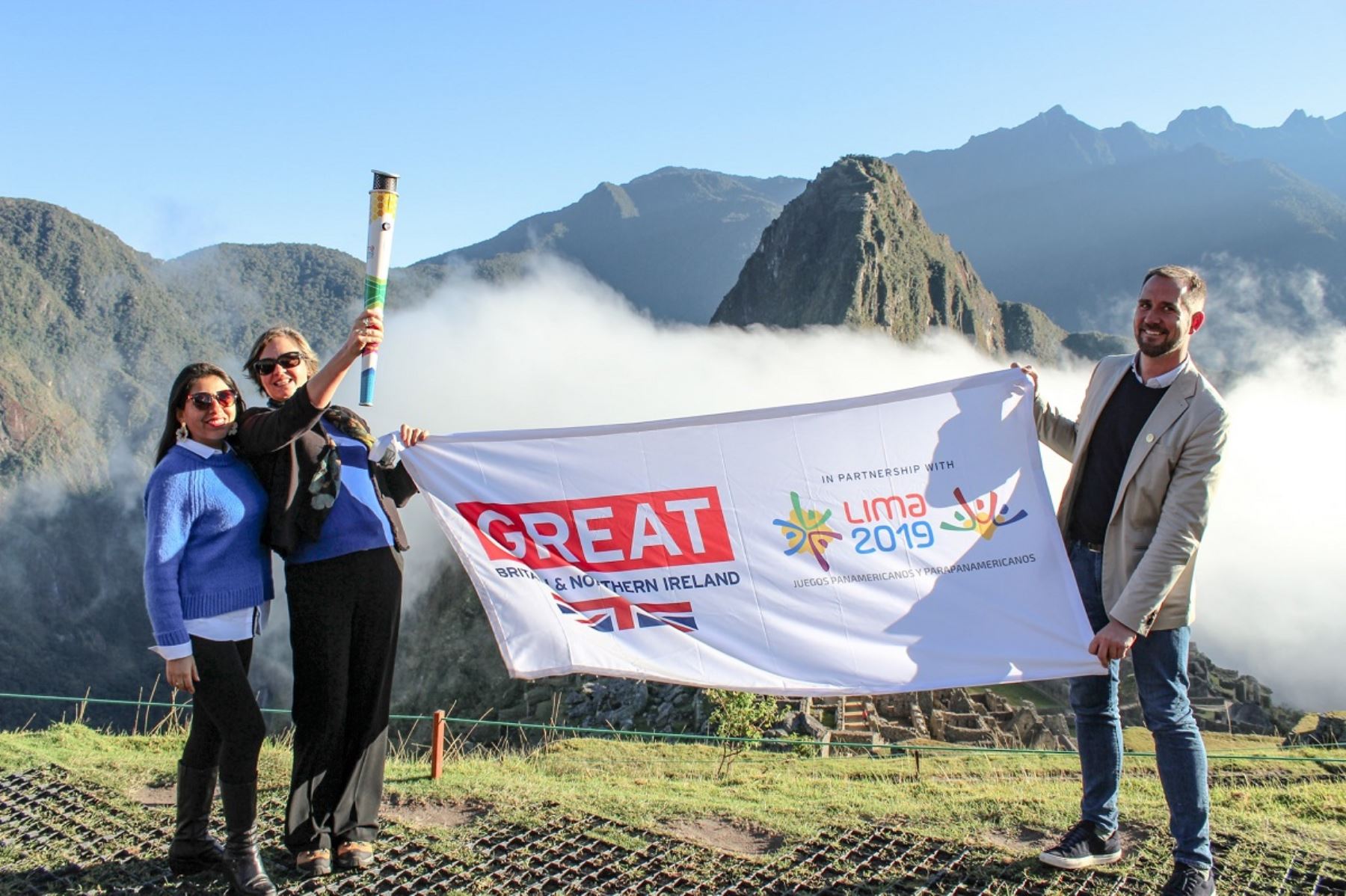 Embajadora británica Kate Harrisson con la antorcha de los juegos Panamericanos. Foto: Cortesía.