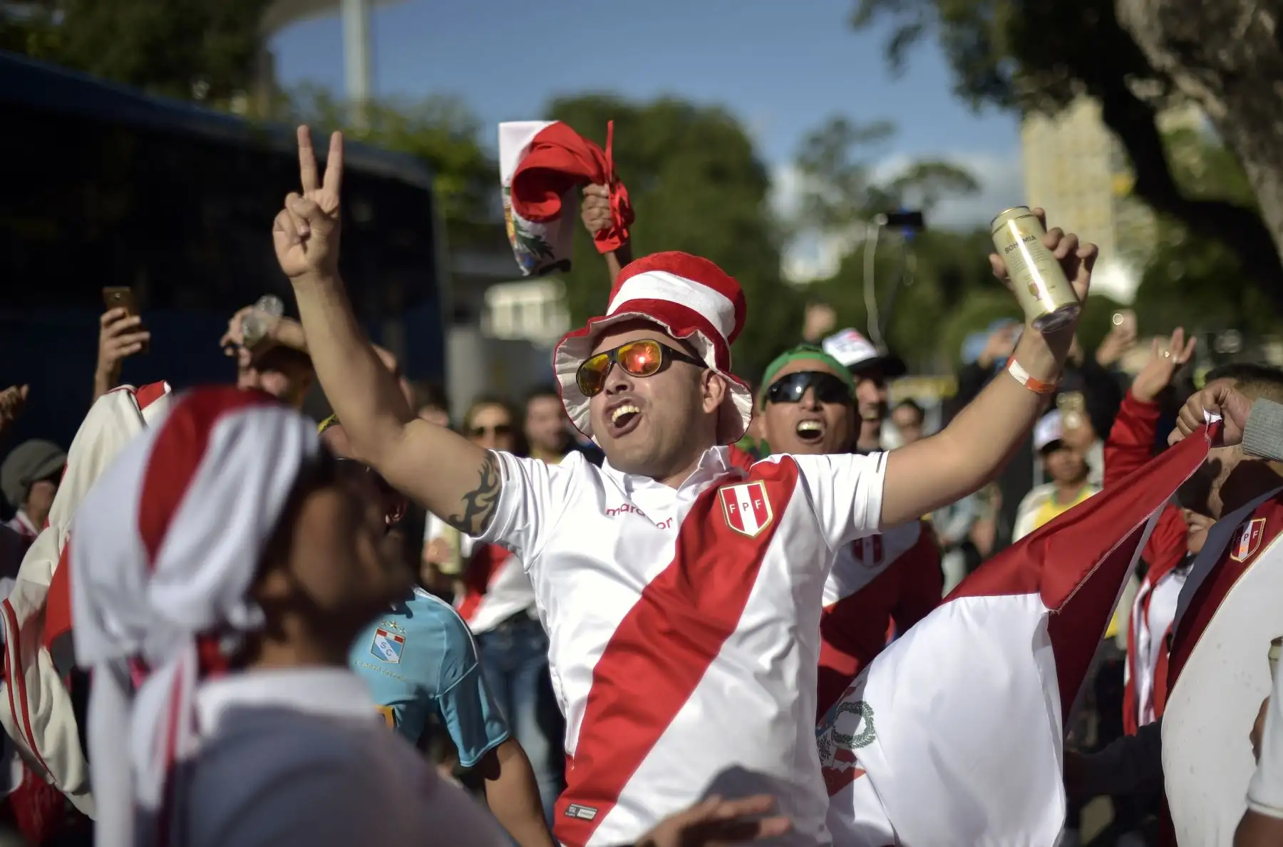 Los fanáticos de Perú se alegran en los alrededores del Estadio Maracaná en Río de Janeiro, Brasil, antes del partido final de la Copa América de fútbol entre Brasil y Perú.
Foto: AFP