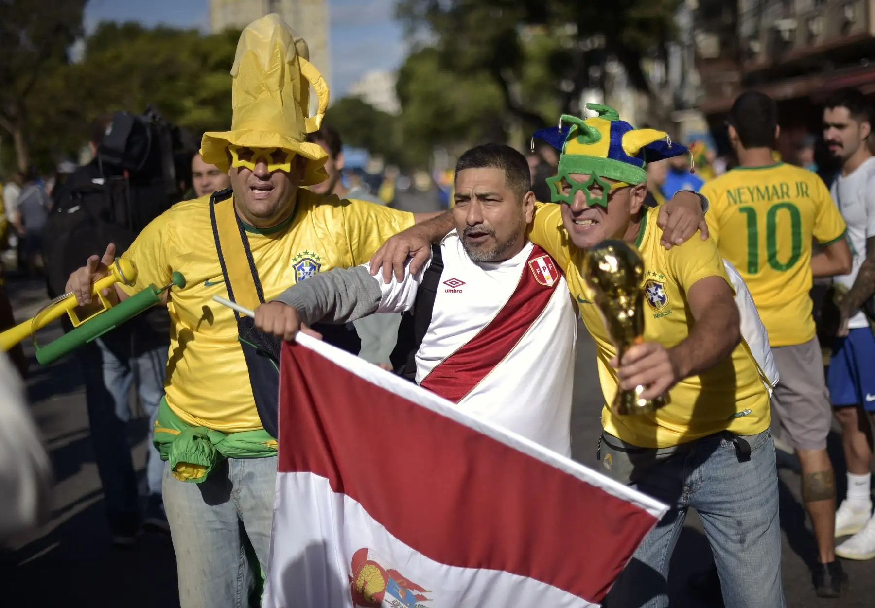 Los fanáticos de Brasil y Perú (C) posan para fotos en los alrededores del Estadio Maracaná en Río de Janeiro, Brasil, antes del partido final de la Copa América de fútbol entre Brasil y Perú.
Foto: AFP