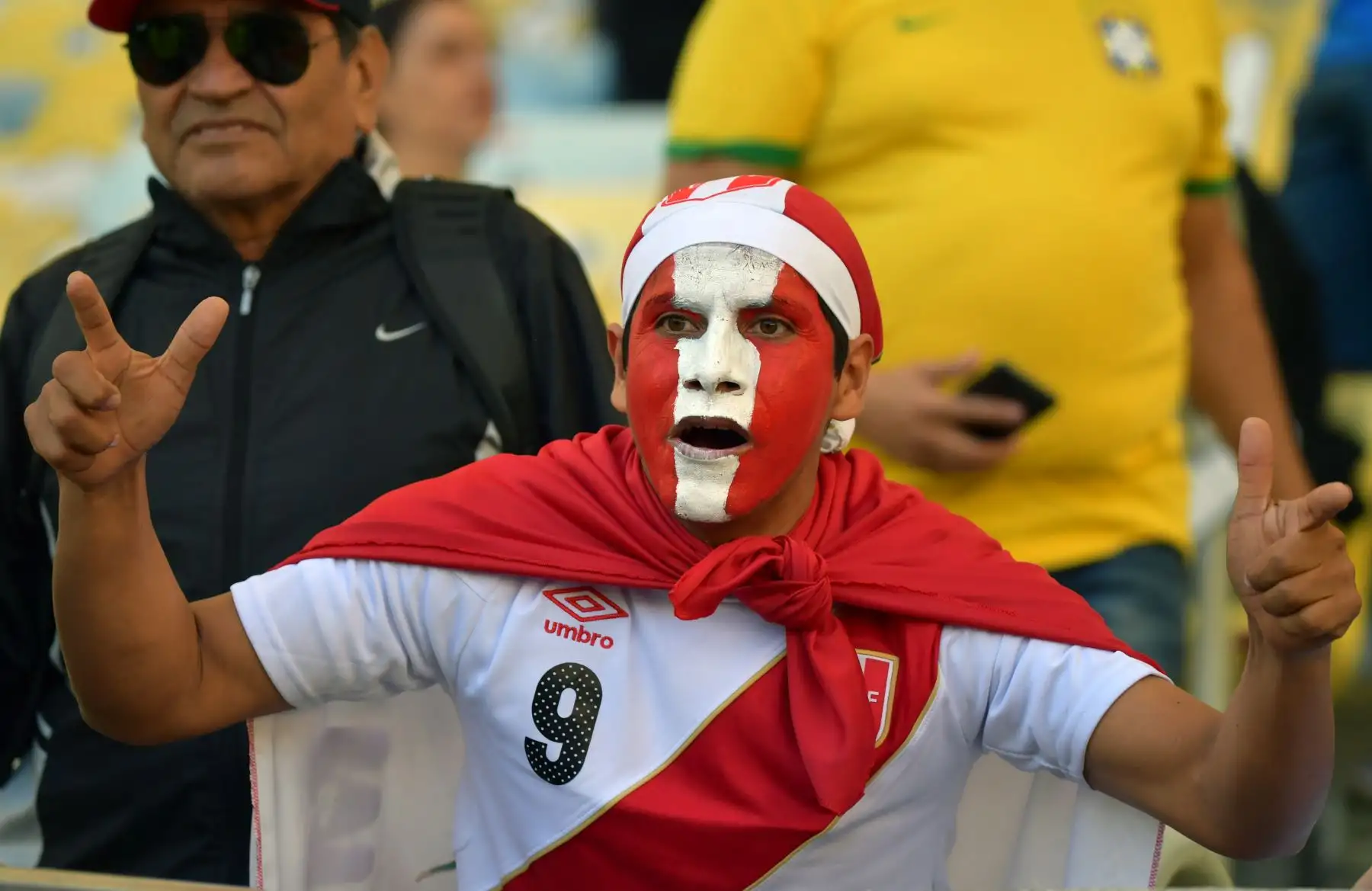 Un fanático de Perú gesticula mientras espera el inicio del torneo final de la Copa América de fútbol contra Brasil en el Estadio Maracaná de Río de Janeiro, Brasil.
Foto: AFP