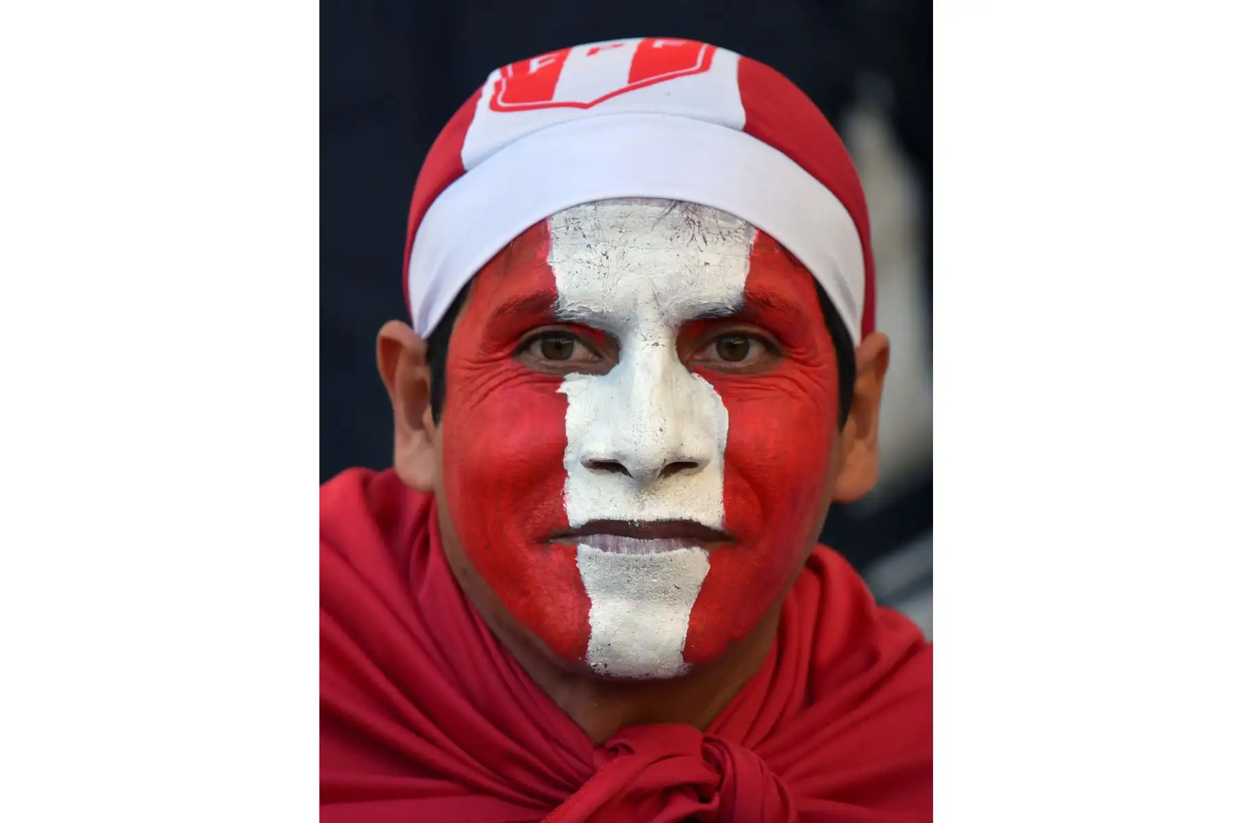 Un fanático de Perú posa antes del partido final de la Copa América de fútbol contra Brasil en el Estadio Maracaná de Río de Janeiro, Brasil.
Foto:AFP
