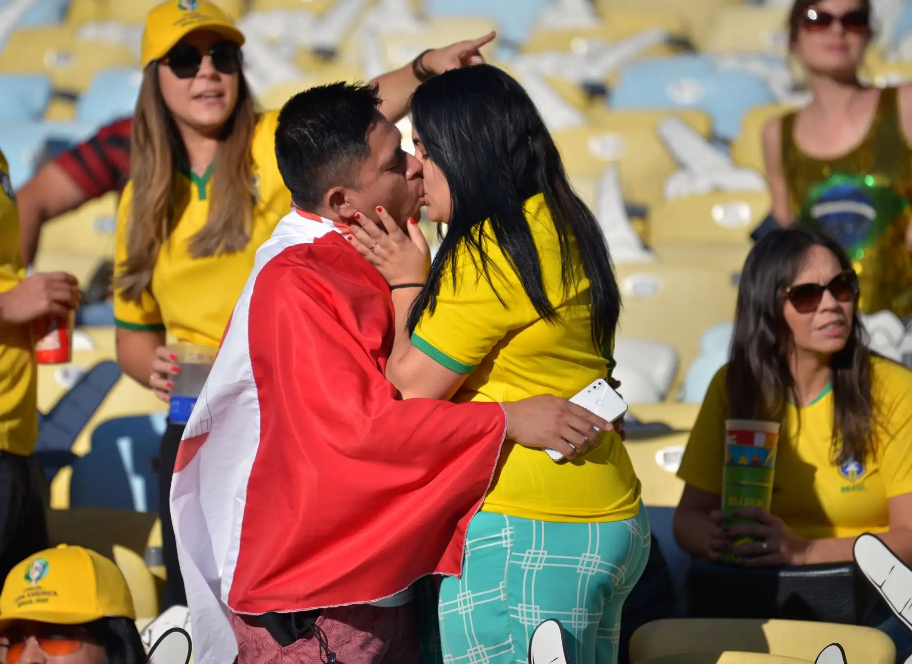 Un fanático de Perú y otro de Brasil se besaron antes del inicio del torneo de fútbol de la Copa América, partido final entre Brasil y Perú en el Estadio Maracaná de Río de Janeiro, Brasil.
Foto: AFP