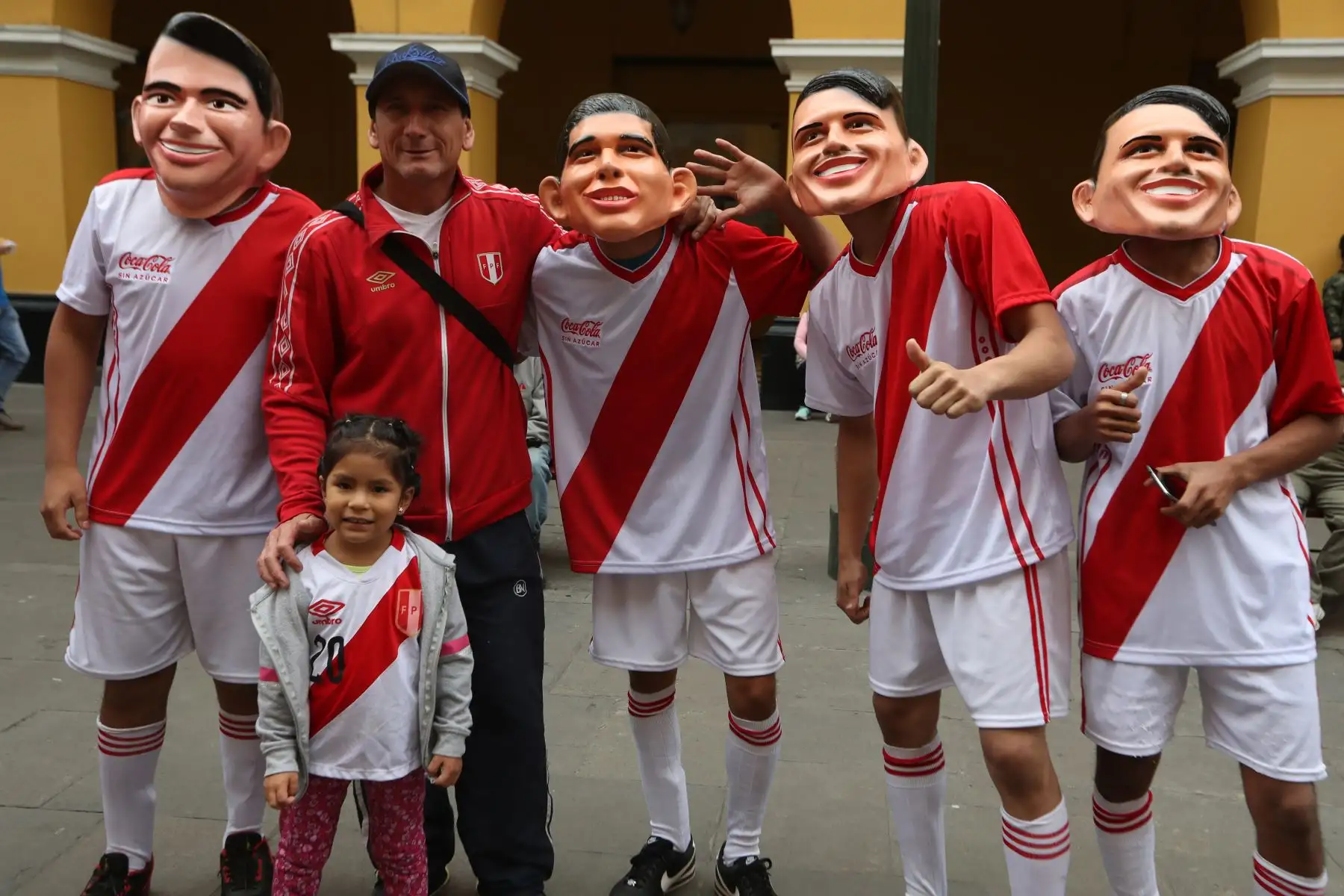 Plaza de Armas de Lima: Hinchas peruanos salen alentar a la blanquiroja que juega la final de la  Copa América 2019 ante Brasil.
Foto: ANDINA/Melina Mejía