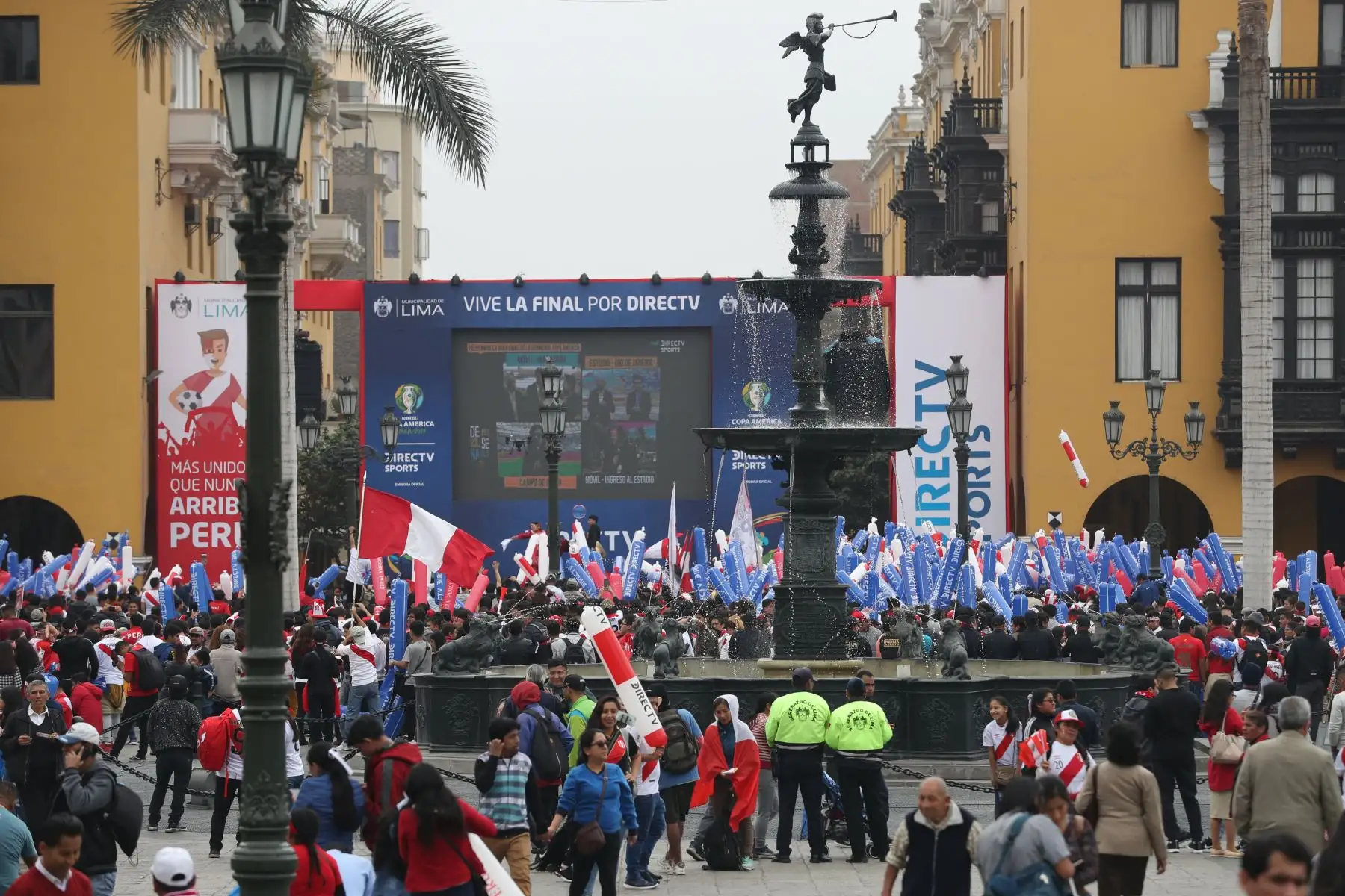 Plaza de Armas de Lima: Hinchas peruanos salen alentar a la blanquiroja que juega la final de la  Copa América 2019 ante Brasil.
Foto: ANDINA/Melina Mejía