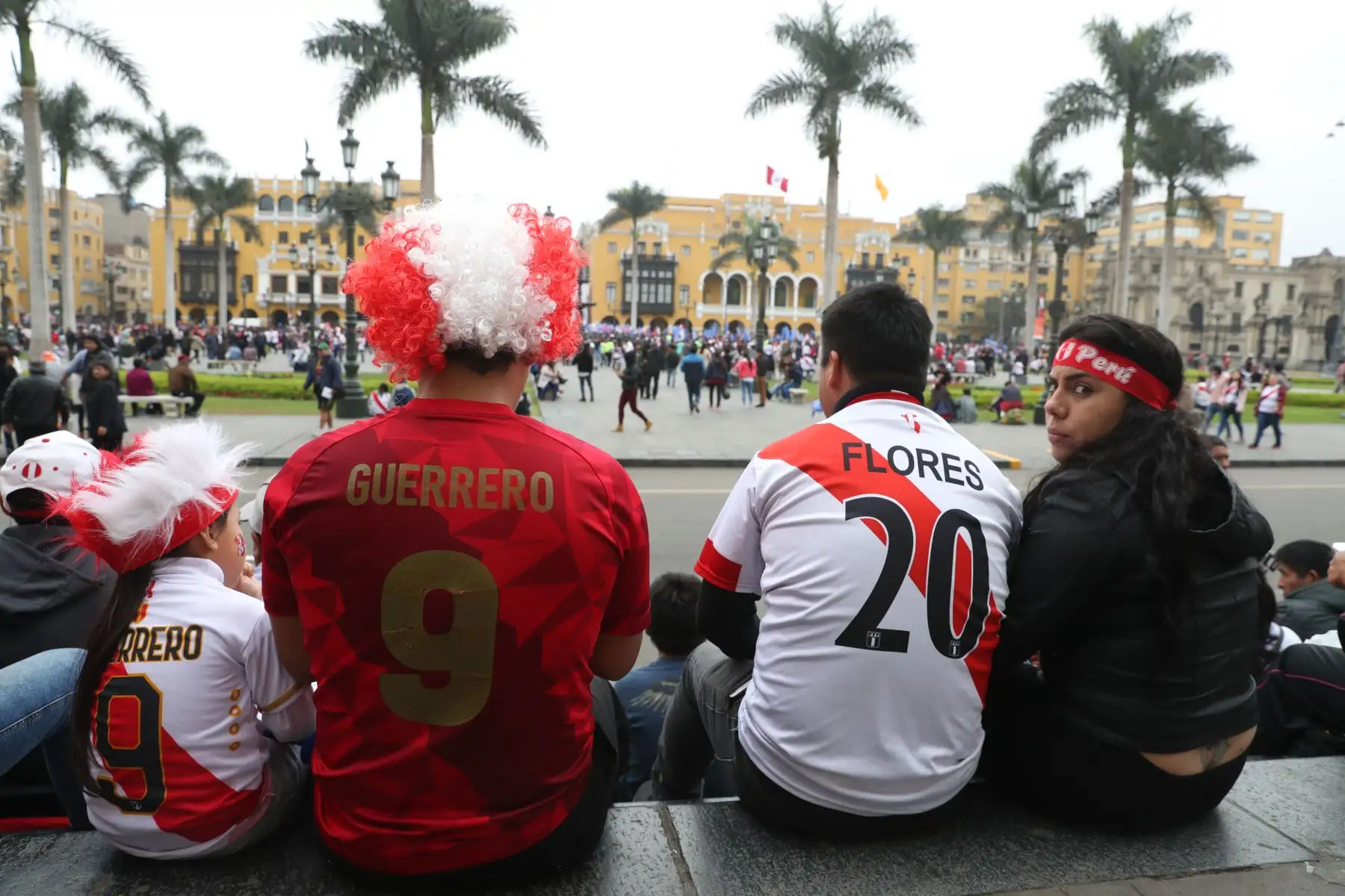 Plaza de Armas de Lima: Hinchas peruanos salen alentar a la blanquiroja que juega la final de la  Copa América 2019 ante Brasil.
Foto: ANDINA/Melina Mejía