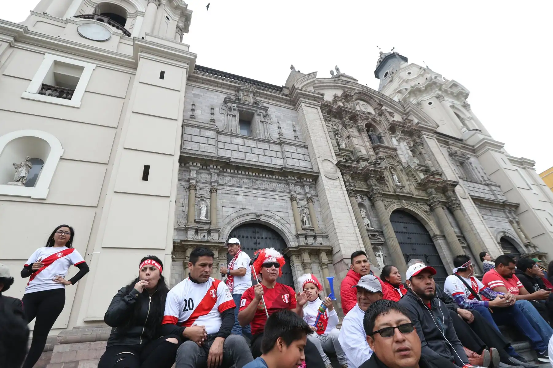 Plaza de Armas de Lima: Hinchas peruanos salen alentar a la blanquiroja que juega la final de la  Copa América 2019 ante Brasil.
Foto: ANDINA/Melina Mejía