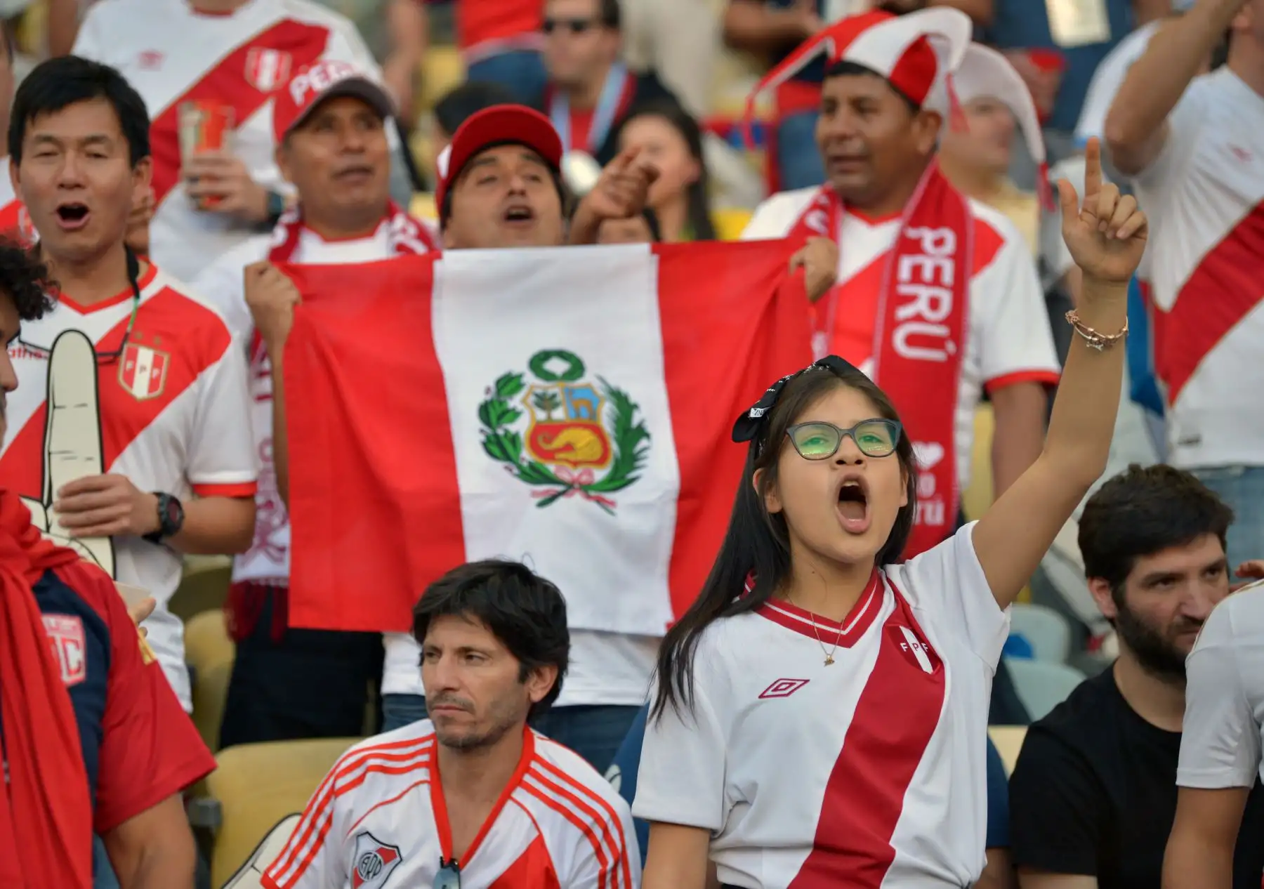Los fanáticos de Perú esperan el inicio de la final del torneo de fútbol de la Copa América contra Brasil en el Estadio Maracaná de Río de Janeiro, Brasil.
Foto: AFP
