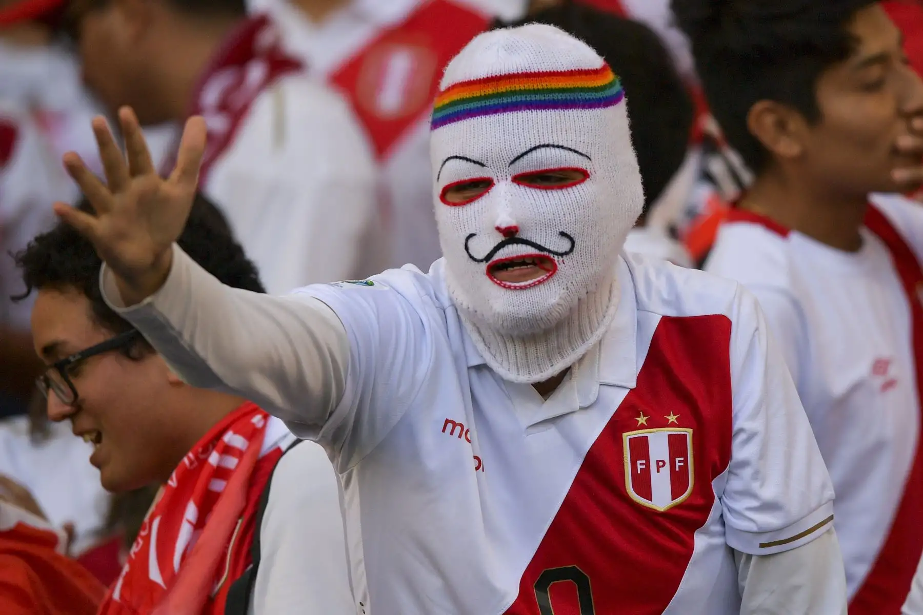 Un fanático de Perú espera el inicio de la final del torneo de fútbol de la Copa América contra Brasil en el Estadio Maracaná de Río de Janeiro, Brasil.
Foto: AFP