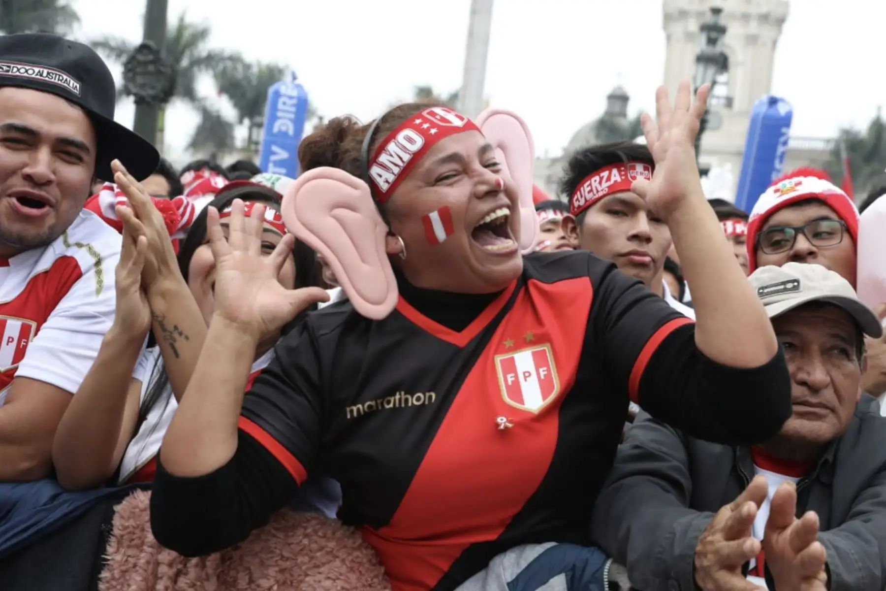 Plaza de Armas de Lima: Hinchas peruanos salen alentar a la blanquiroja que juega la final de la  Copa América 2019 ante Brasil.
Foto: ANDINA/Melina Mejía