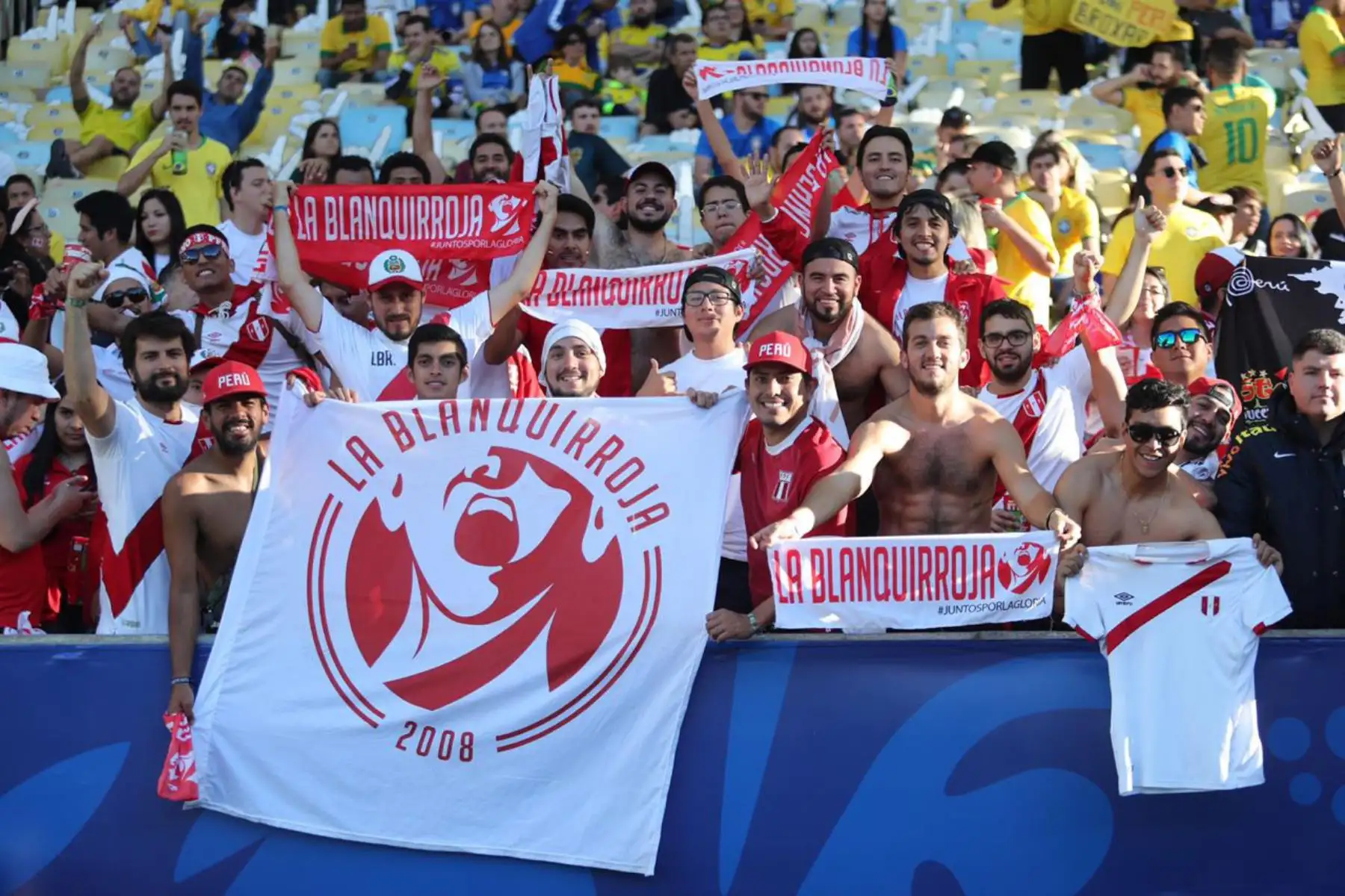 Hinchada peruana alienta a la selección peruana  a la espera del inicio de la final del torneo de fútbol de la Copa América contra Brasil en el Estadio Maracaná de Río de Janeiro, Brasil.
Foto: FPF
