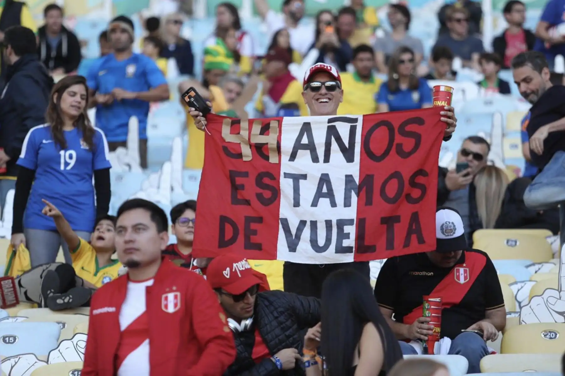 Hinchada peruana alienta a la selección peruana  a la espera del inicio de la final del torneo de fútbol de la Copa América contra Brasil en el Estadio Maracaná de Río de Janeiro, Brasil.
Foto: FPF