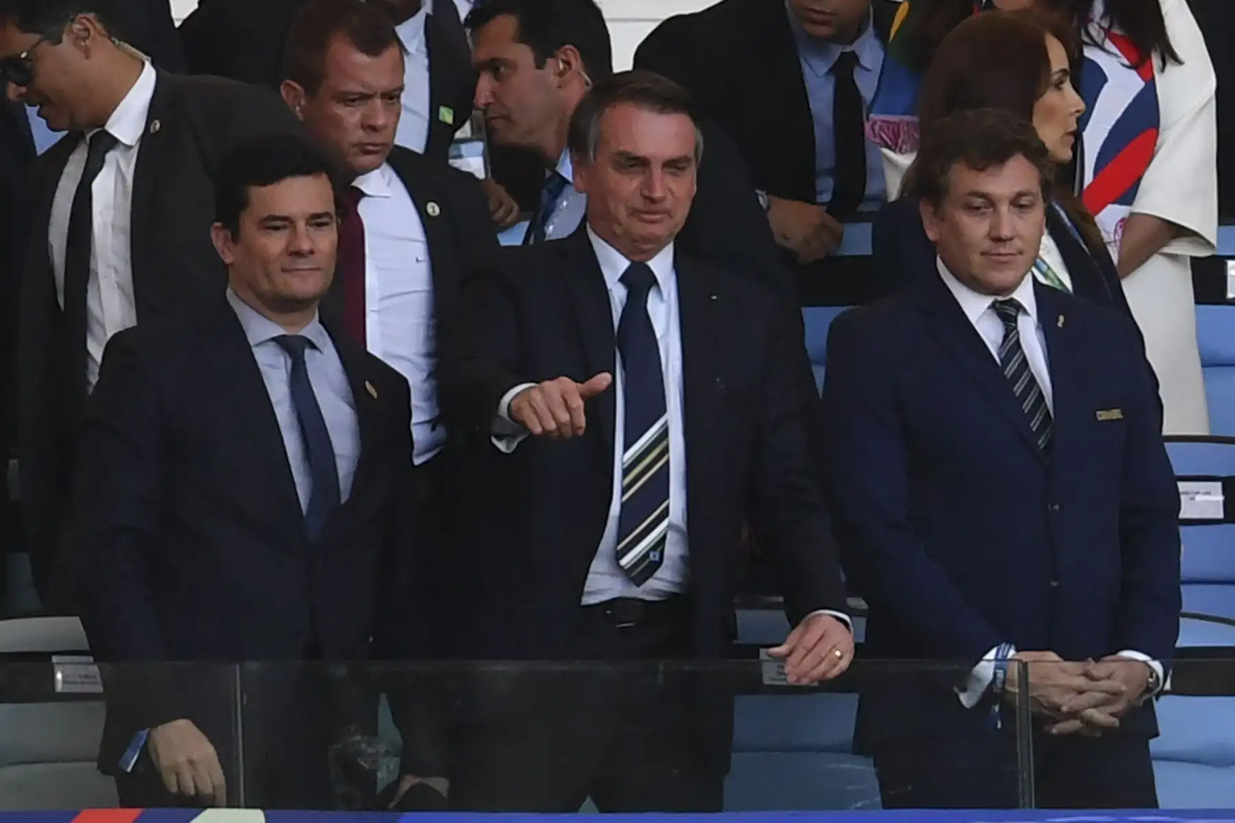 el presidente brasileño Jair Bolsonaro y el presidente del organismo rector del fútbol sudamericano Conmebol, el paraguayo Alejandro Domínguez, aparecen en las gradas antes del partido final de la Copa América 2019.Foto.AFP