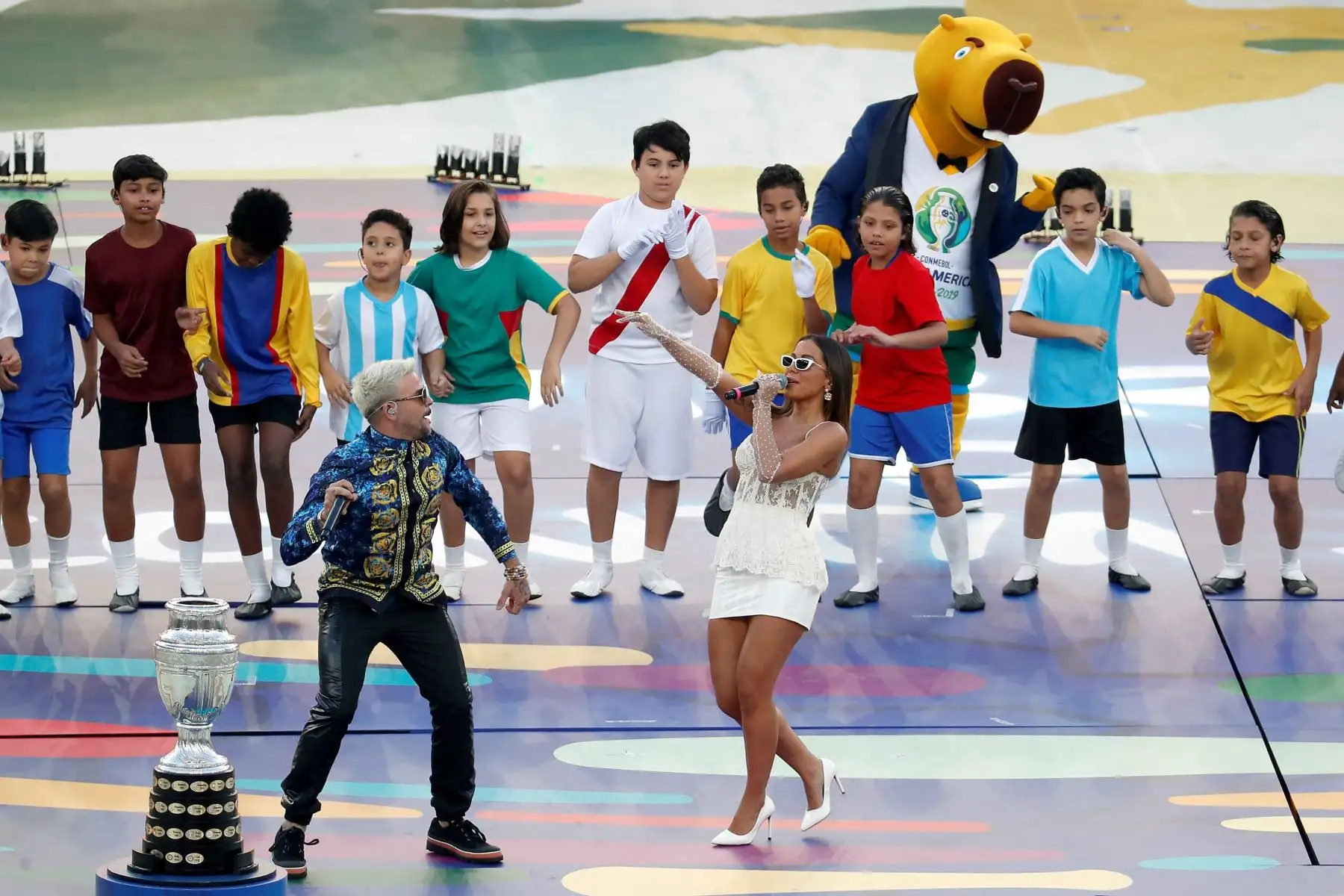 Anita (d) y Pedro Capó se presentan en la clausura de la Copa América antes del partido final entre Brasil-Perú, en el Estadio Maracanã de Río de Janeiro, Brasil.Foto:EFE