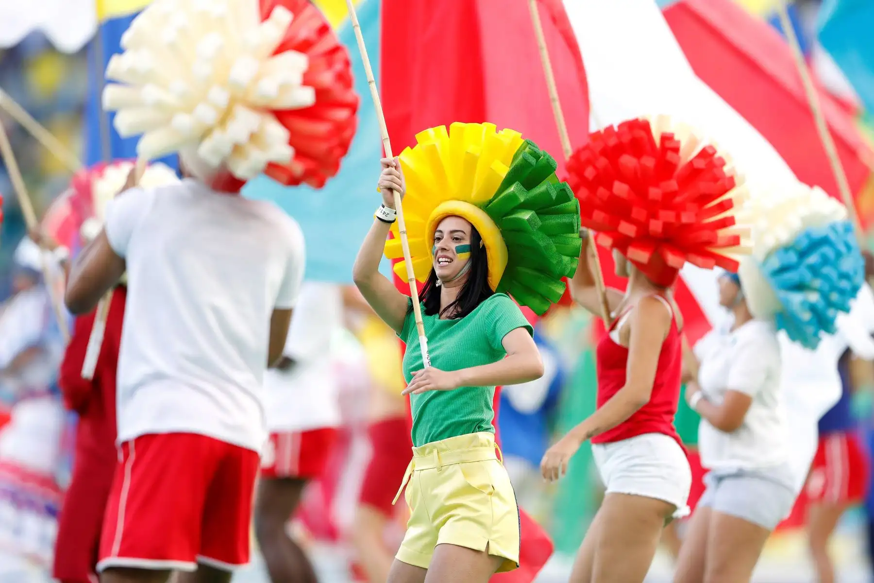 Artistas se presentan en la clausura de la Copa América antes del partido final entre Brasil-Perú, en el Estadio Maracanã de Río de Janeiro, Brasil.Foto.EFE