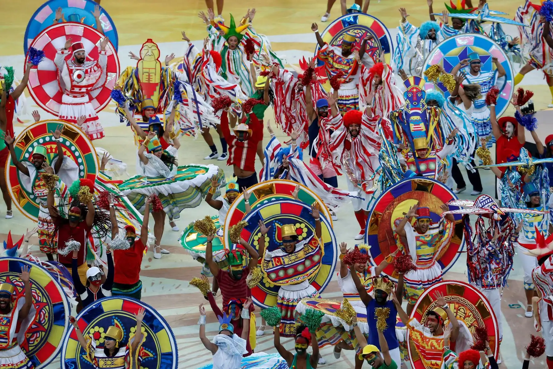 Artistas se presentan en la clausura de la Copa América antes del partido final entre Brasil-Perú, en el Estadio Maracanã de Río de Janeiro, Brasil.Foto.EFE