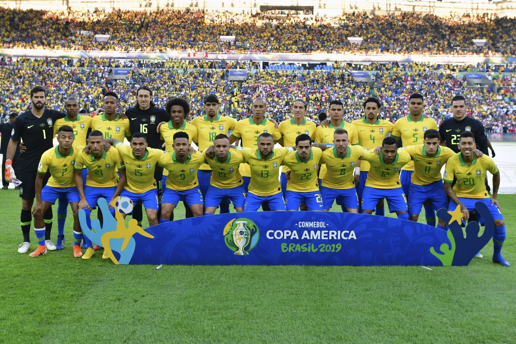Los jugadores de Brasil posan para las fotos antes de la final del torneo de fútbol de la Copa América contra Perú en el Estadio Maracaná de Río de Janeiro, Brasil.
Foto: AFP