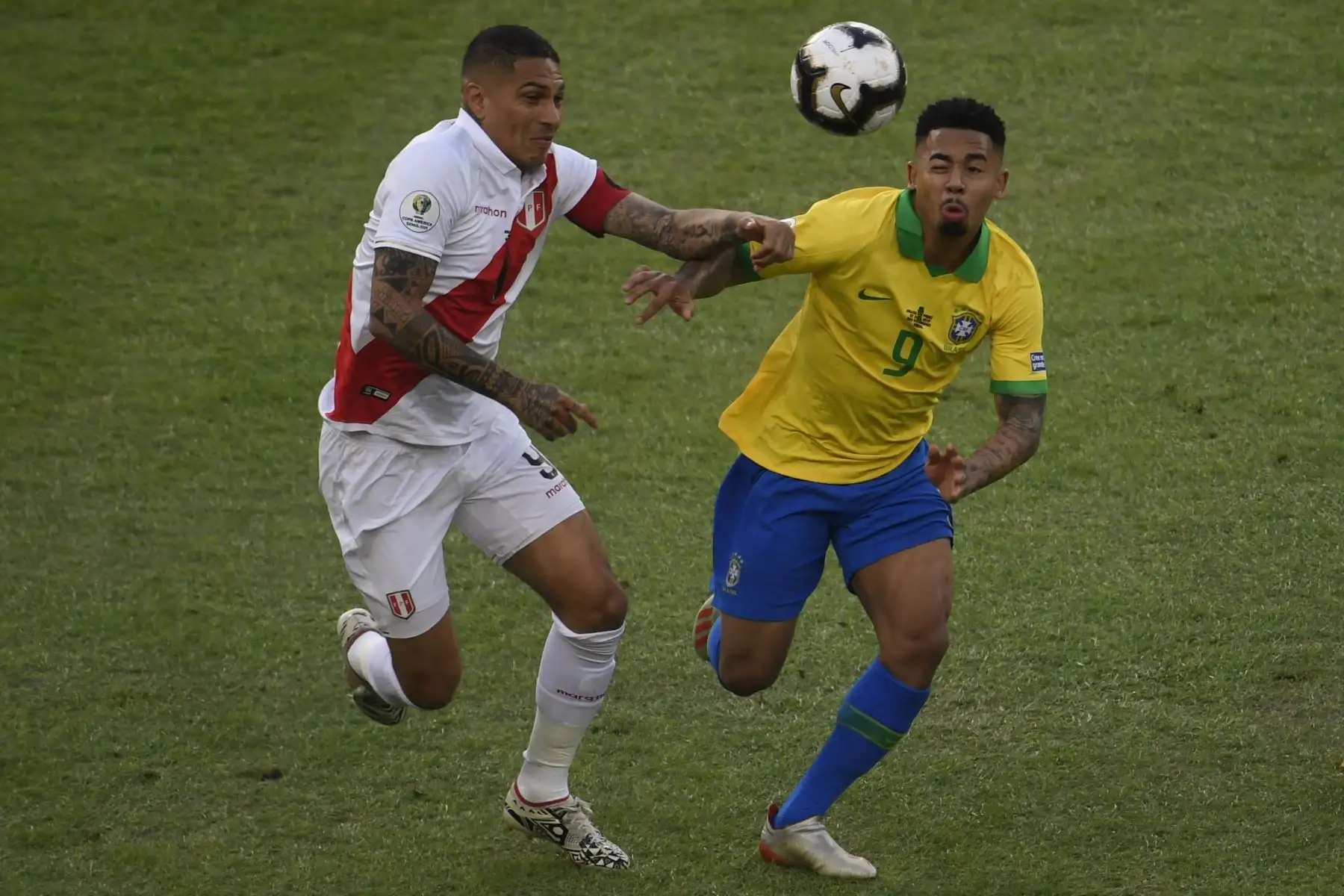 El brasileño Gabriel Jesus y el peruano Paolo Guerrero compiten por el balón durante su partido final del torneo de fútbol de la Copa América en el Estadio Maracaná de Río de Janeiro, Brasil.
Foto:AFP