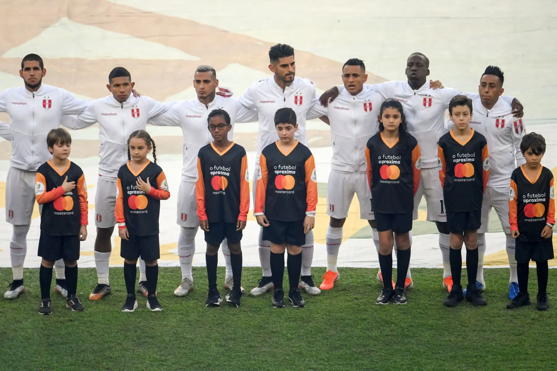 Los jugadores de Perú cantan el himno nacional antes del partido final de la Copa América del torneo de fútbol contra Brasil en el Estadio Maracaná de Río de Janeiro, Brasil.Foto.AFP