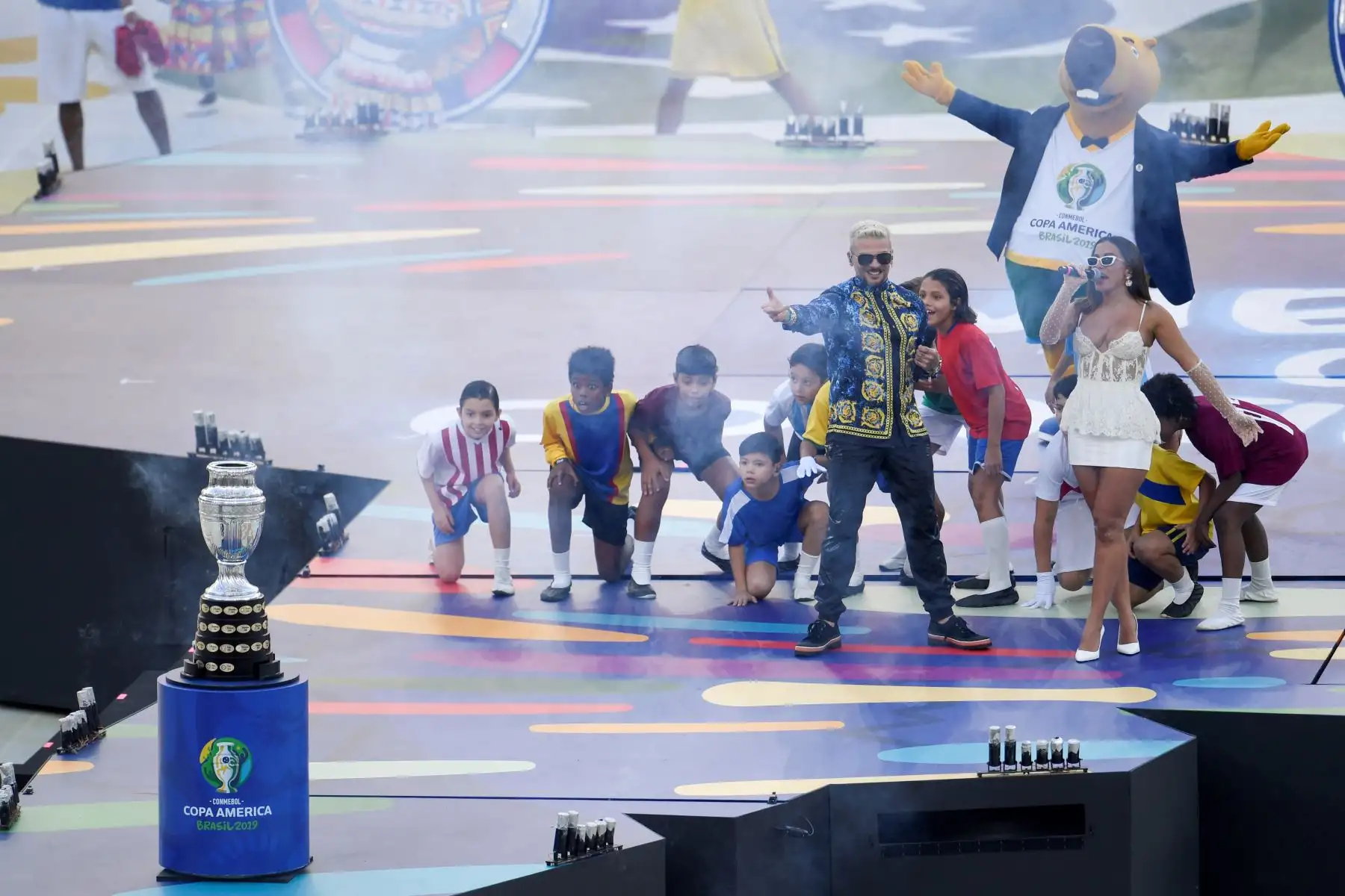 El cantante de Purerto Rican Pedro Capo (L) y la cantante brasileña Anitta se presentan durante la ceremonia de clausura del torneo de fútbol de la Copa América antes del último partido entre Brasil y Perú en el Estadio Maracaná de Río de Janeiro, Brasil.Foto.AFP