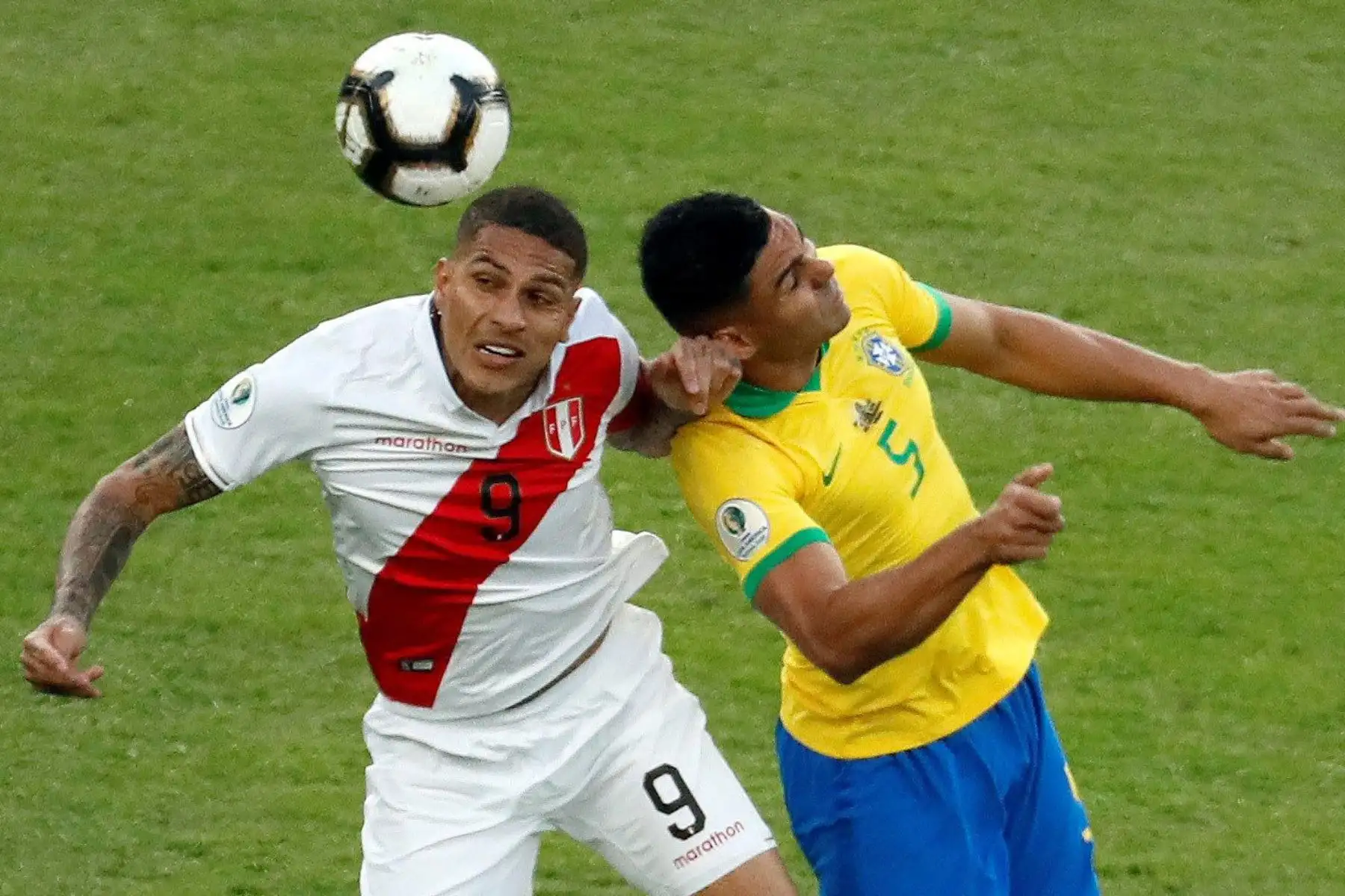 El jugador de Brasil Casimiro (d) disputa el balón con Paolo Guerrero de Perú, durante el partido Brasil-Perú final de la Copa América de Fútbol 2019.
Foto: EFE