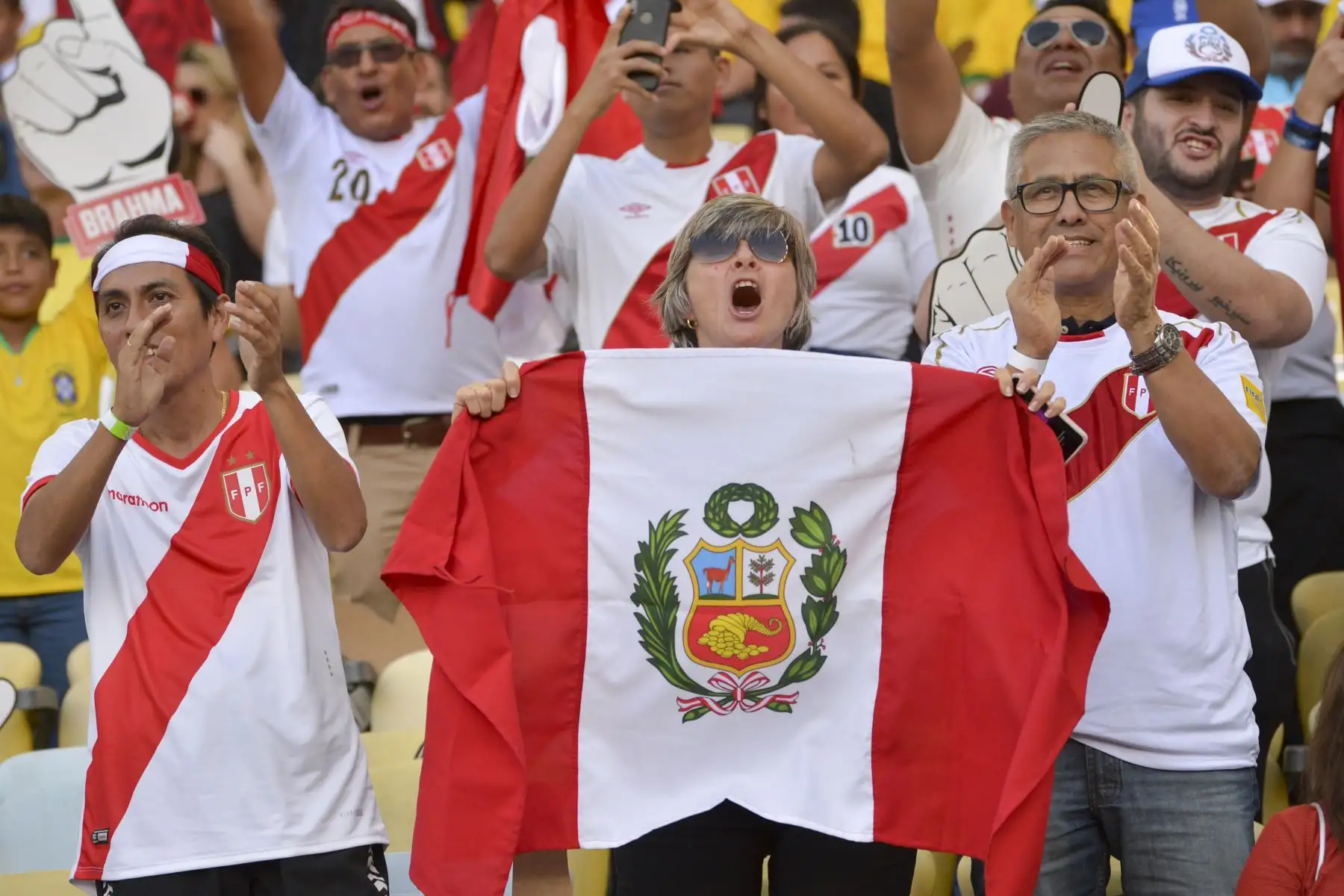 Los fanáticos de Perú esperan el inicio de la final del torneo de fútbol de la Copa América contra Brasil en el Estadio Maracaná de Río de Janeiro, Brasil.Foto.AFP