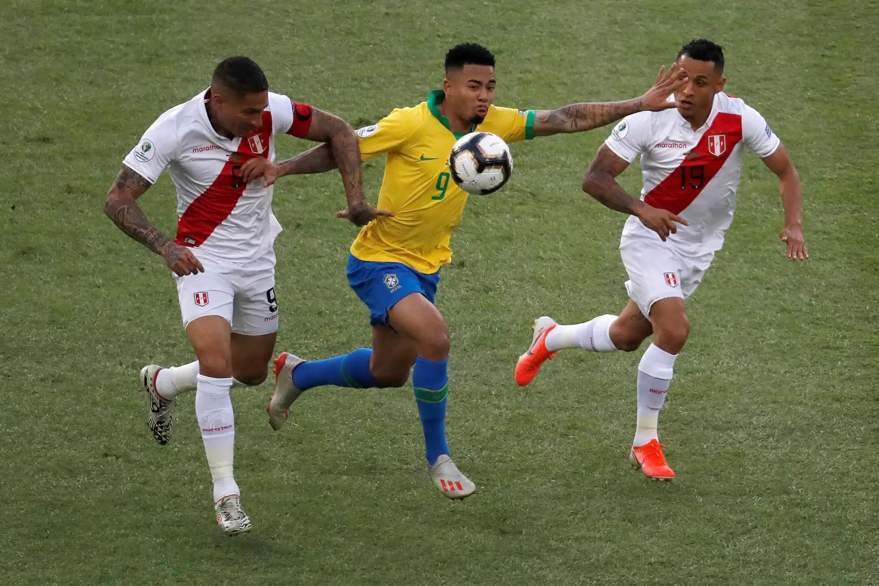 El jugador de Brasil Gabriel Jesús (c) disputa el balón con Paolo Guerrero (i) de Perú, durante el partido Brasil-Perú final de la Copa América de Fútbol 2019.
Foto:EFE