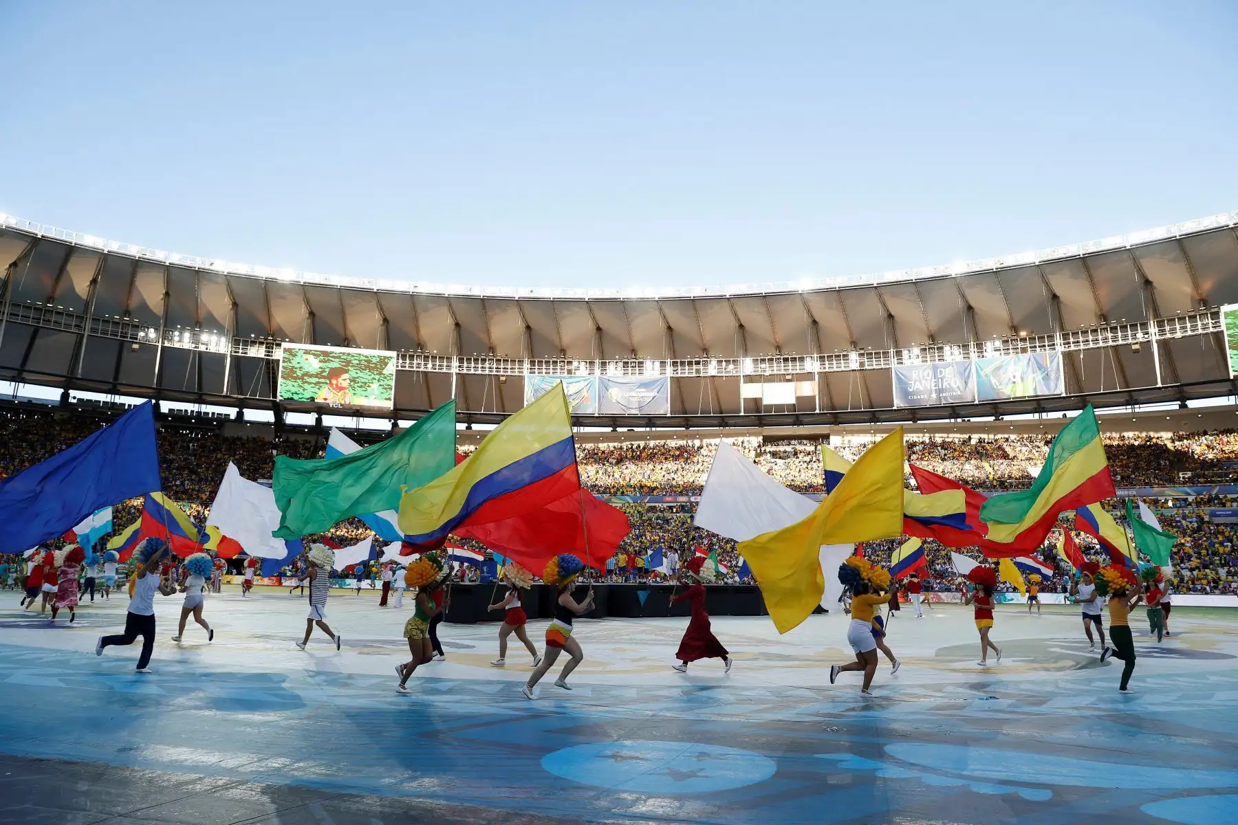 Artistas se presentan en la clausura de la Copa América antes del partido final entre Brasil-Perú, en el Estadio Maracanã de Río de Janeiro, Brasil.EFE