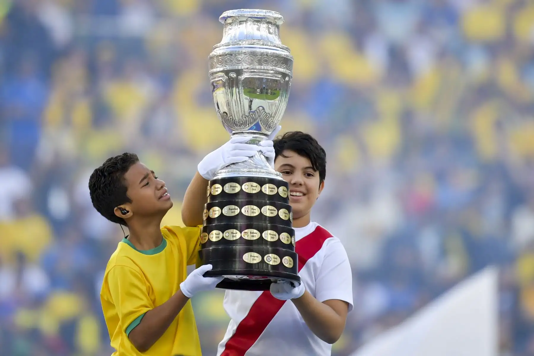 Los niños levantan el trofeo de la Copa América durante la ceremonia de clausura del torneo de fútbol antes del partido final entre Brasil y Perú en el Estadio Maracana en Río de Janeiro, Brasil.EFE