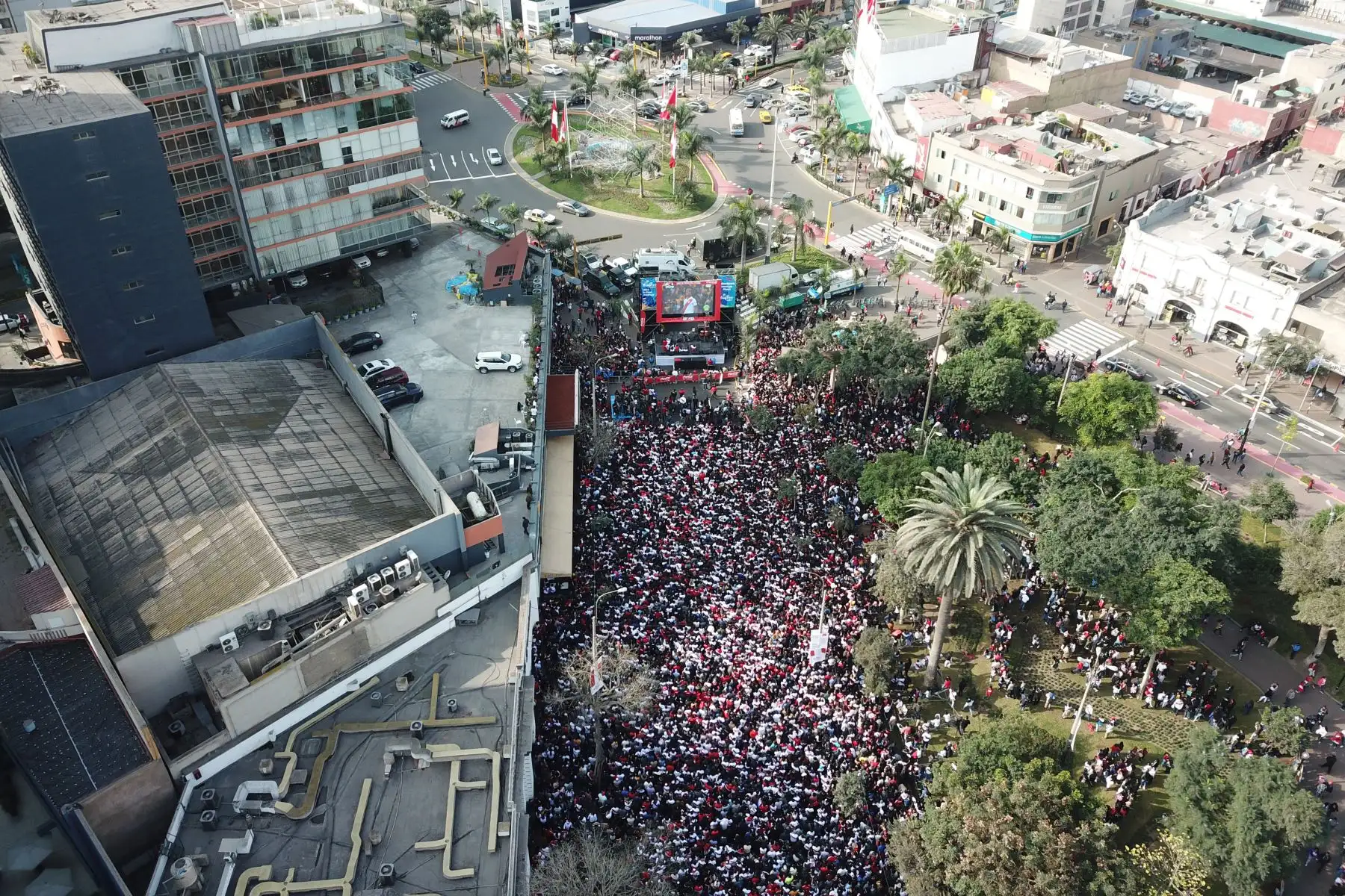 Hinchas peruanos observan el partido entre Perú Vs Brasil en el Parque Kennedy de Miraflores.
Foto: ANDINA/Juan Carlos Guzmán