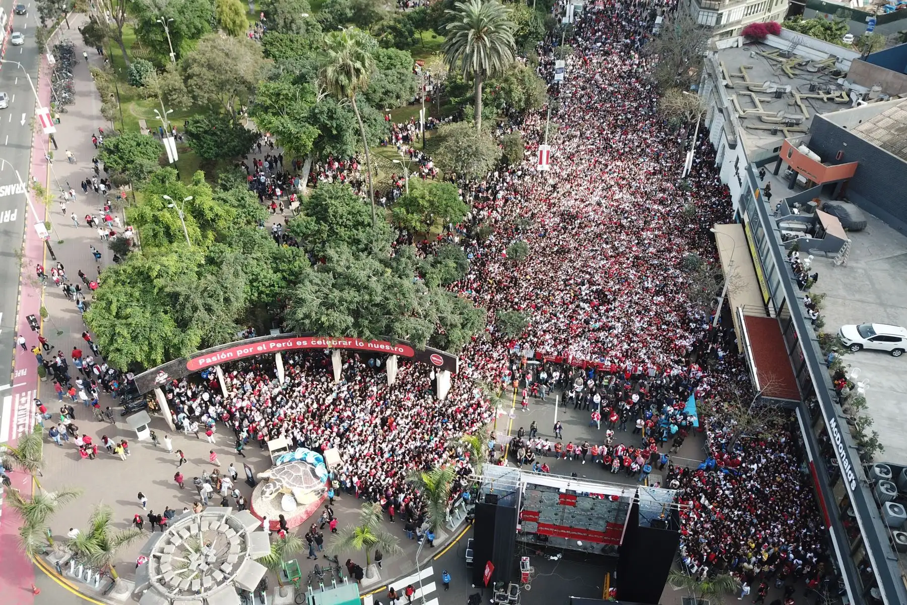 Hinchas peruanos observan el partido entre Perú Vs Brasil en el Parque Kennedy de Miraflores.
Foto: ANDINA/Juan Carlos Guzmán