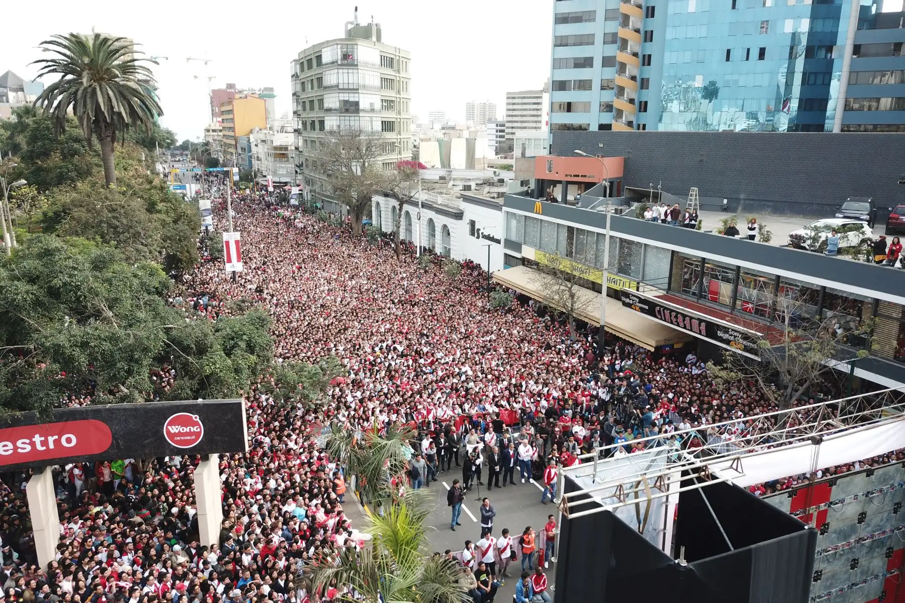 Hinchas peruanos observan el partido entre Perú Vs Brasil en el Parque Kennedy de Miraflores.
Foto: ANDINA/Juan Carlos Guzmán