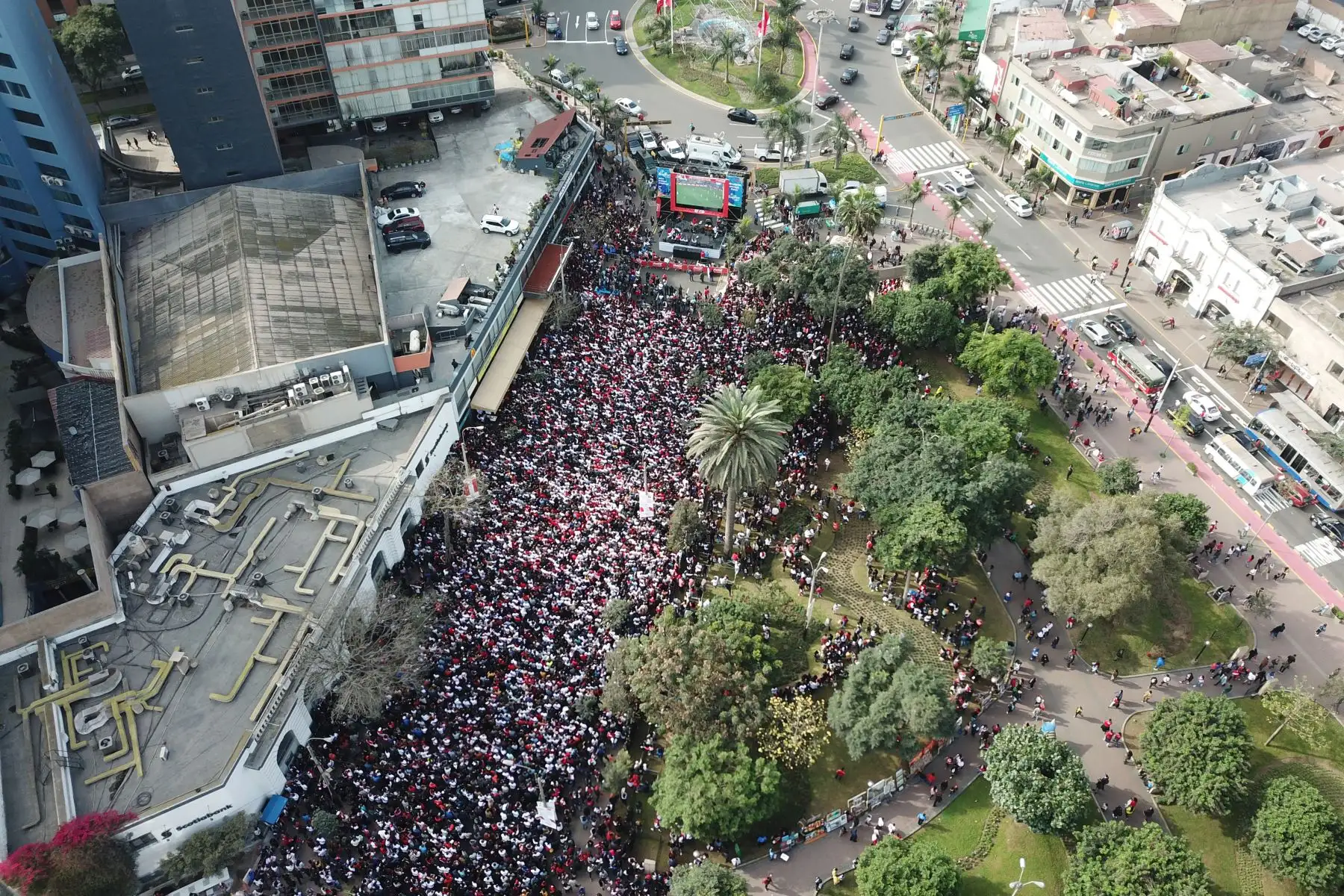 Hinchas peruanos observan el partido entre Perú Vs Brasil en el Parque Kennedy de Miraflores.
Foto: ANDINA/Juan Carlos Guzmán