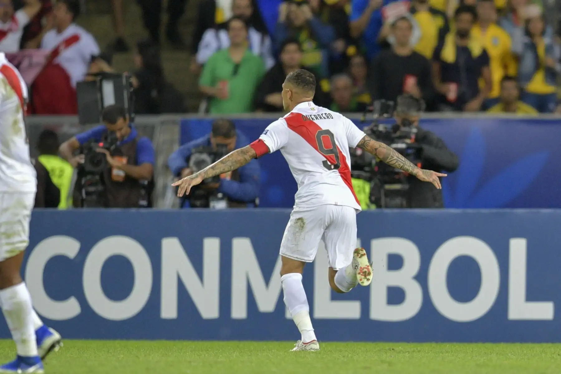 Paolo Guerrero, de Perú, celebra después de marcar contra Brasil durante el partido final del torneo de fútbol de la Copa América en el Estadio Maracaná de Río de Janeiro, Brasil.
Foto: AFP