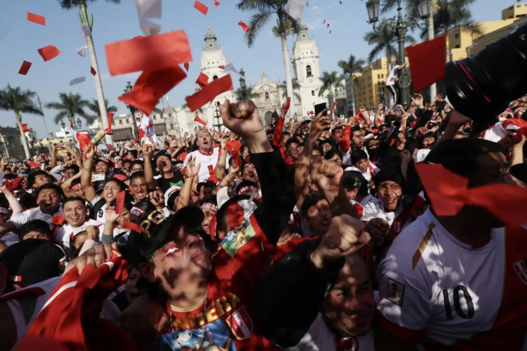 Plaza de Armas de Lima: Imágenes más emocionantes durante el partido entre Perú Vs Brasil.
Foto: ANDINA/Melina Mejía