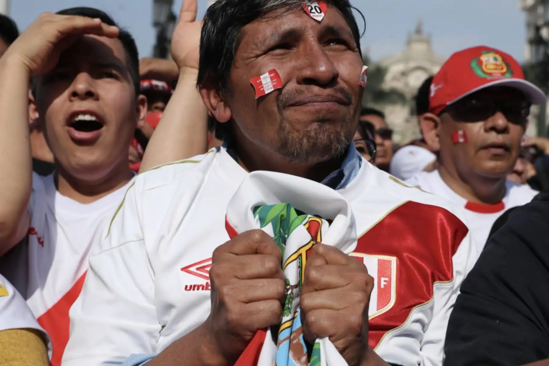 Plaza de Armas de Lima: Imágenes más emocionantes durante el partido entre Perú Vs Brasil.
Foto: ANDINA/Melina Mejía