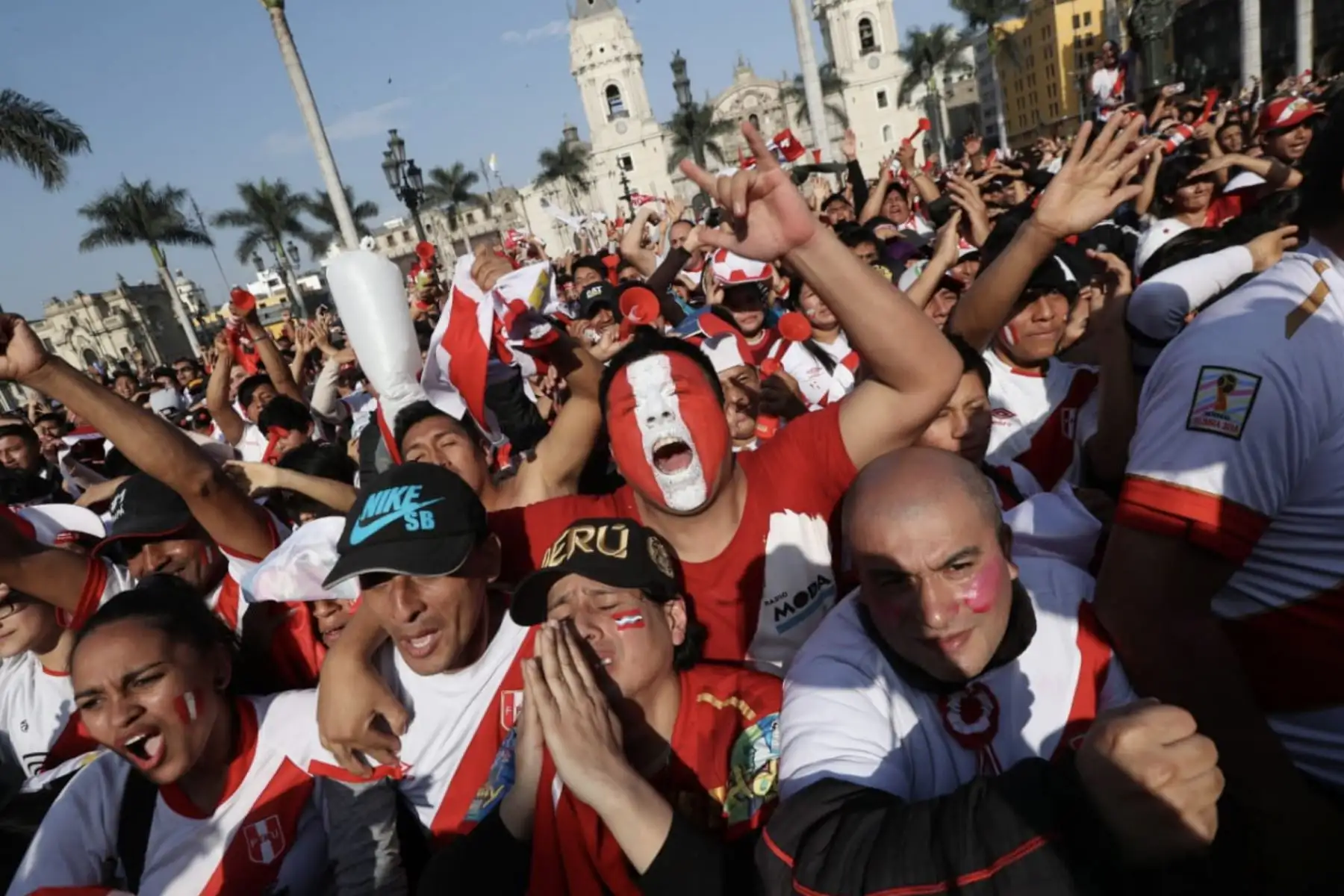 Plaza de Armas de Lima: Imágenes más emocionantes durante el partido entre Perú Vs Brasil.
Foto: ANDINA/Melina Mejía