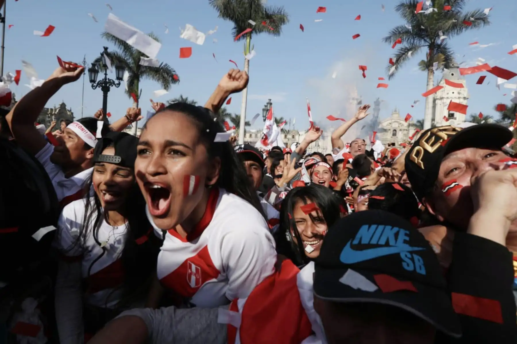Plaza de Armas de Lima: Imágenes más emocionantes durante el partido entre Perú Vs Brasil.
Foto: ANDINA/Melina Mejía