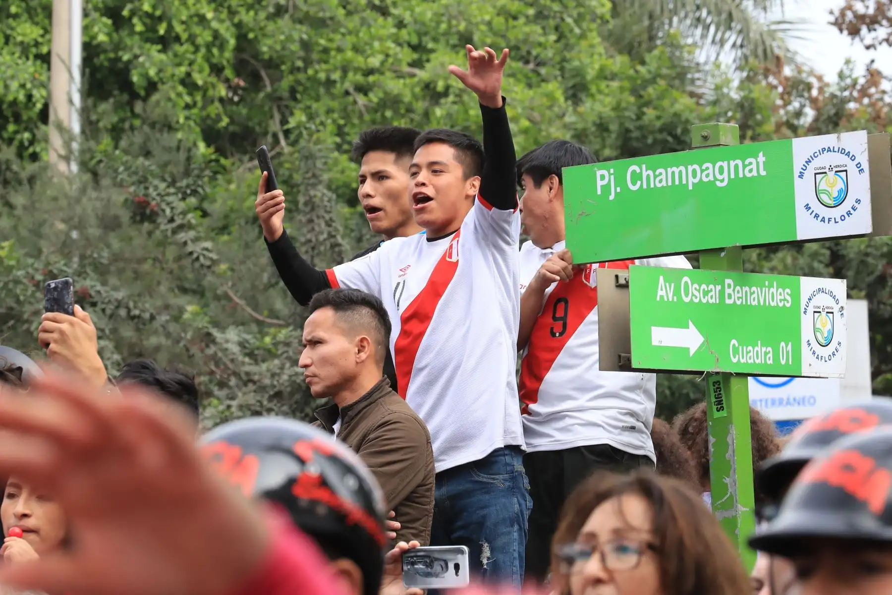 Hinchas peruanos observan el partido entre Perú Vs Brasil en el Parque Kennedy de Miraflores.
Foto: ANDINA/Juan Carlos Guzmán