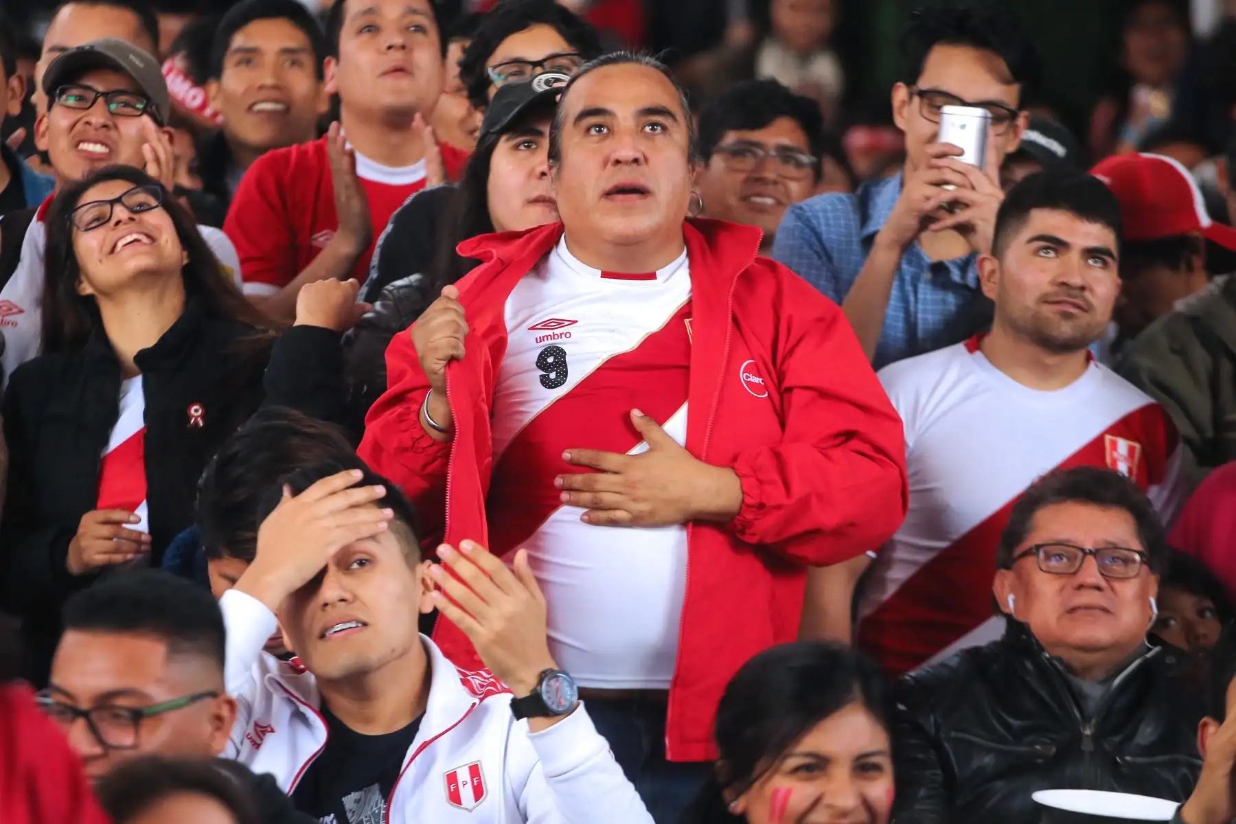 Hinchas peruanos observan el partido entre Perú Vs Brasil en el Centro Cívico de Lima.
Foto: ANDINA/Vidal Tarqui