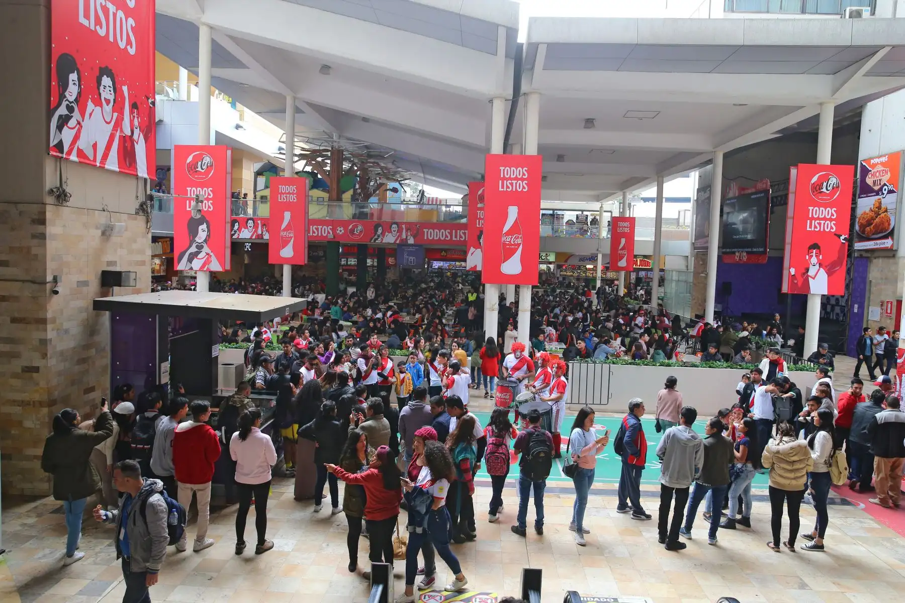 Hinchas peruanos observan el partido entre Perú Vs Brasil en el Centro Cívico de Lima.
Foto: ANDINA/Vidal Tarqui