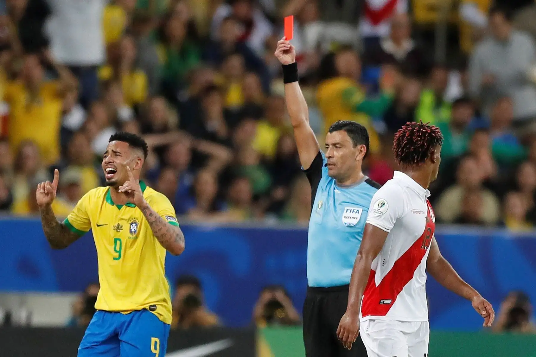 El árbitro chileno Roberto Tobarexpulsa a Gabriel Jesús de Brasil, durante el partido Brasil-Perú final de la Copa América de Fútbol 2019, en el Estadio Maracanã de Río de Janeiro, Brasil.
Foto: EFE