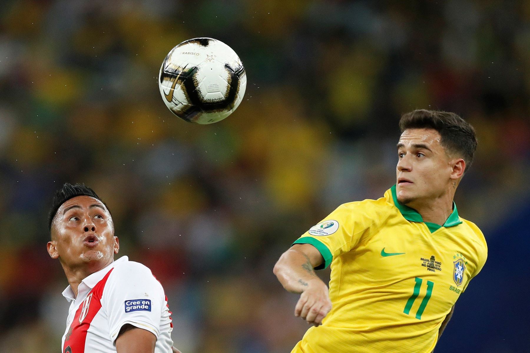 El jugador de Brasil Philippe Coutinho disputa el balón con Christian Cueva de Perú, durante el partido Brasil-Perú final de la Copa América de Fútbol 2019.
Foto: EFE