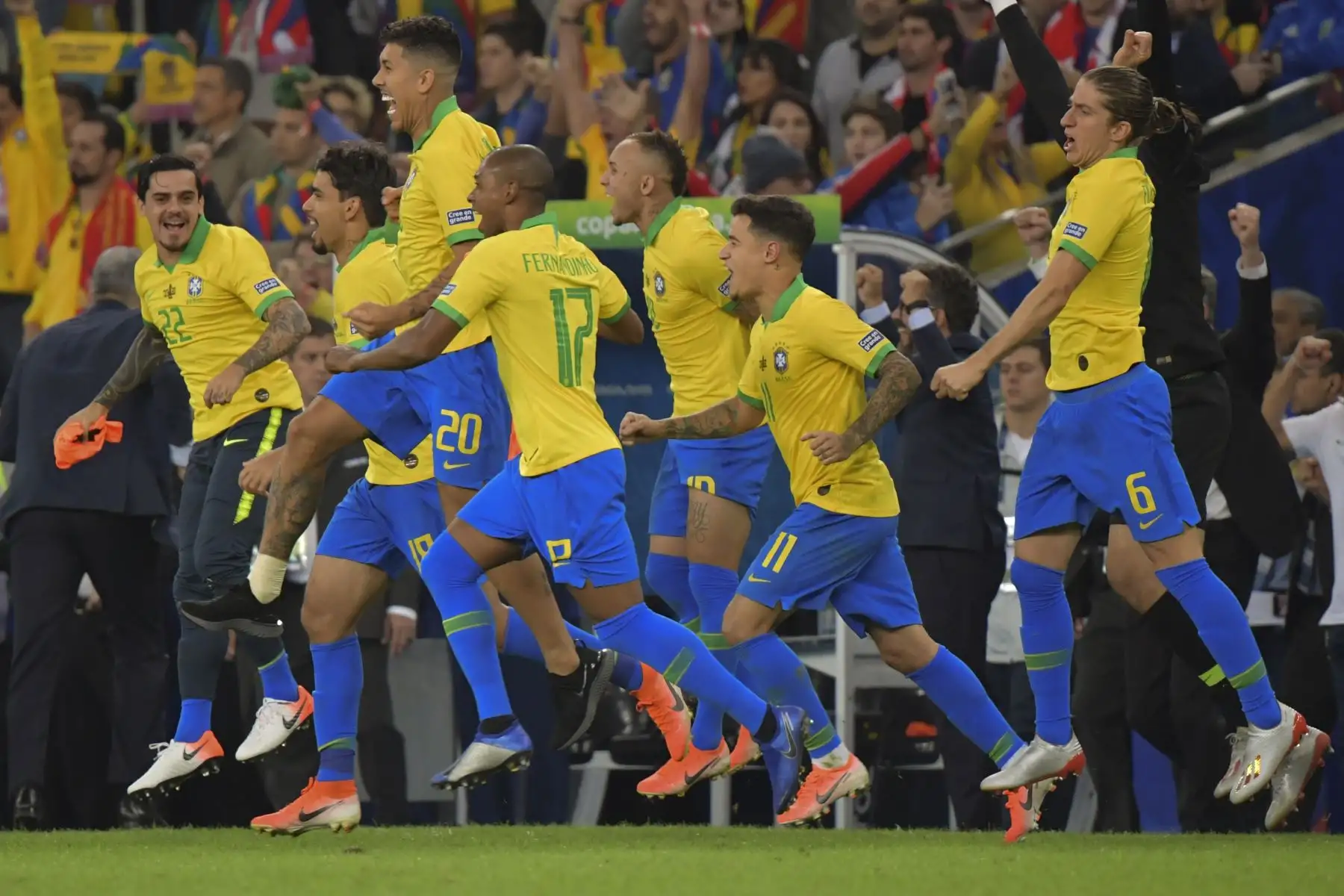 Los jugadores de Brasil celebran después de derrotar a Perú para ganar el torneo de fútbol de la Copa América en el Estadio Maracaná de Río de Janeiro, Brasil.
Foto: AFP