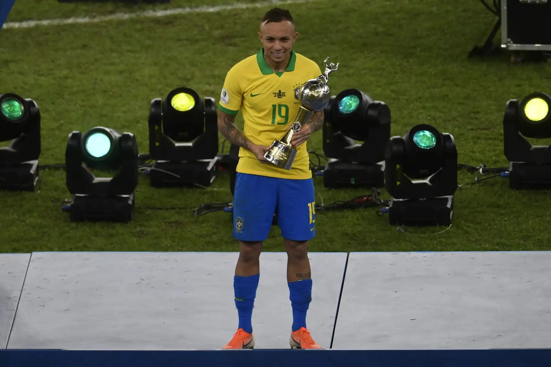 Los jugadores de Brasil celebran después de ganar la Copa América después de derrotar a Perú 3-1 en el partido final del torneo de fútbol en el Estadio Maracaná de Río de Janeiro, Brasil.
Foto:AFP