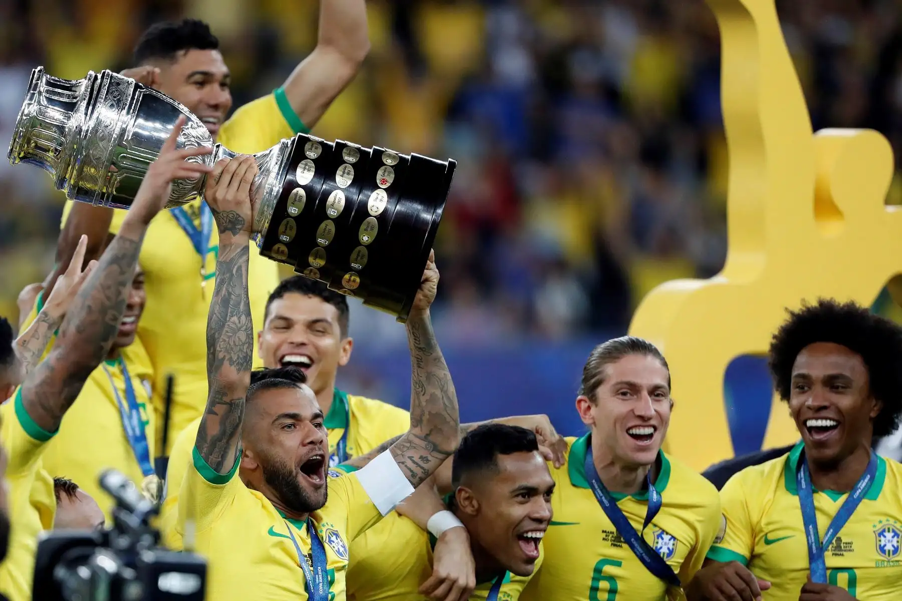 Dani Alves (i) y jugadores de Brasil celebran con el trofeo de la Copa América de Fútbol 2019, en el Estadio Maracanã de Río de Janeiro, Brasil.
Foto: EFE