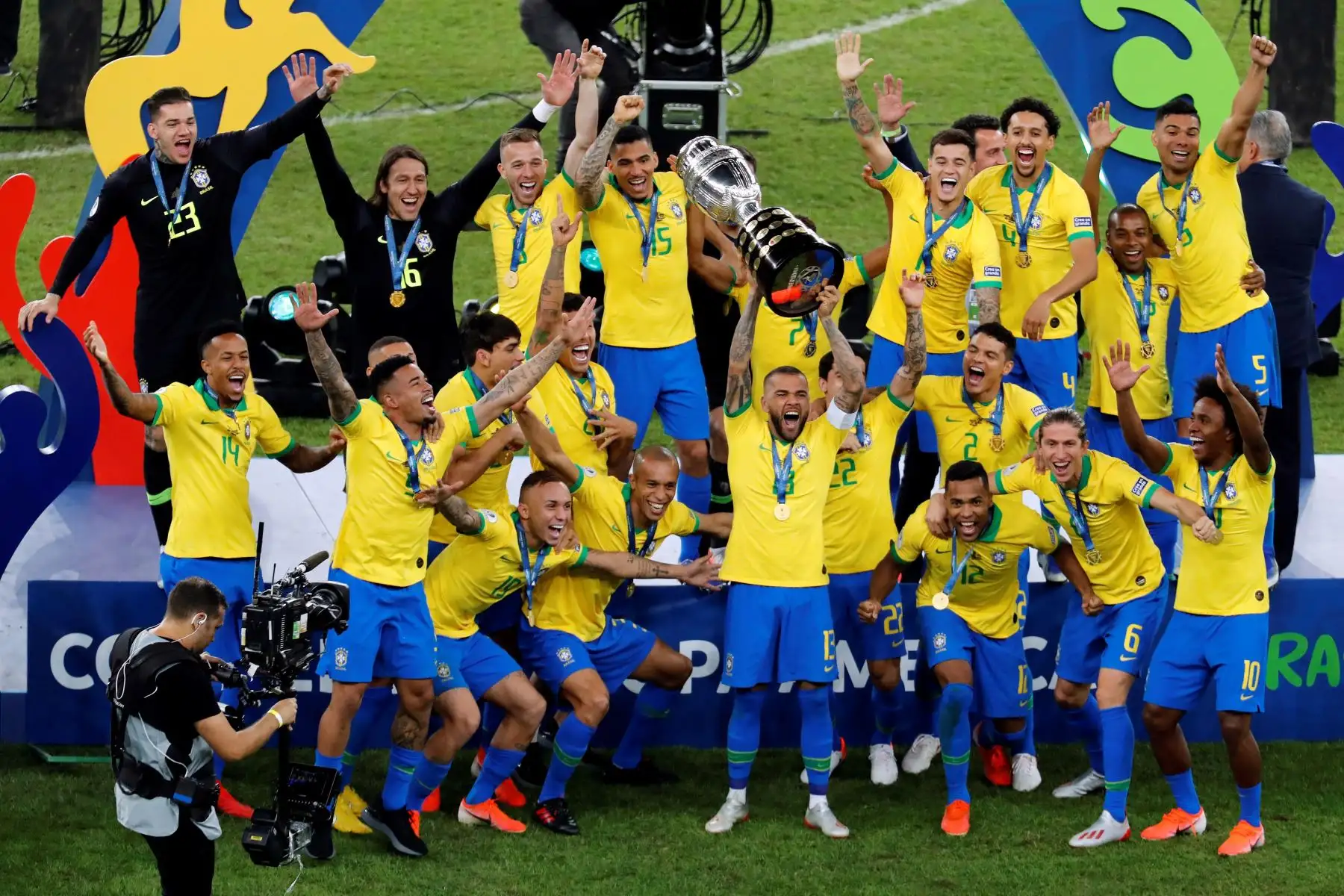 Jugadores de Brasil celebran con el trofeo de la Copa América de Fútbol 2019, en el Estadio Maracanã de Río de Janeiro, Brasil, hoy 7 de julio.
Foto:EFE