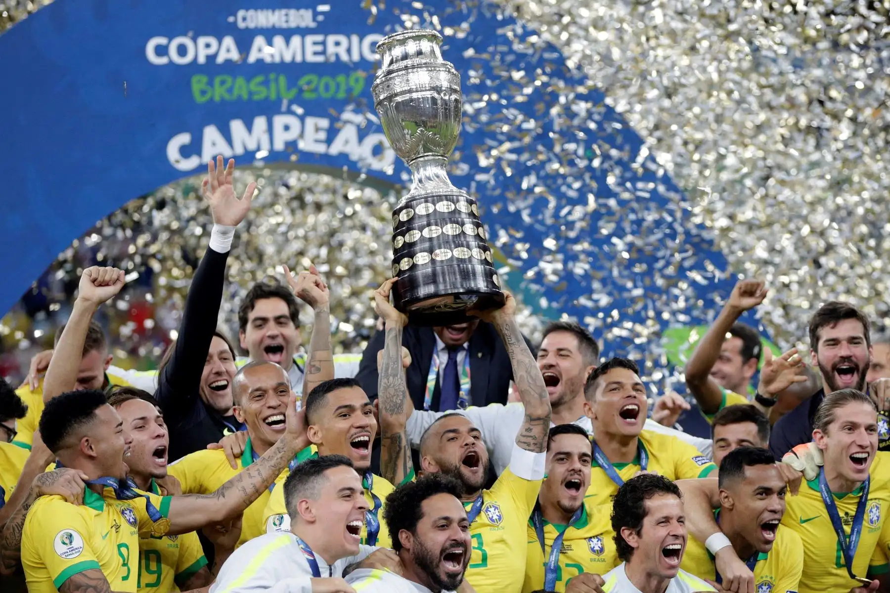 Jugadores de Brasil celebran con el trofeo de la Copa América de Fútbol 2019, en el Estadio Maracanã de Río de Janeiro, Brasil.
Foto: EFE